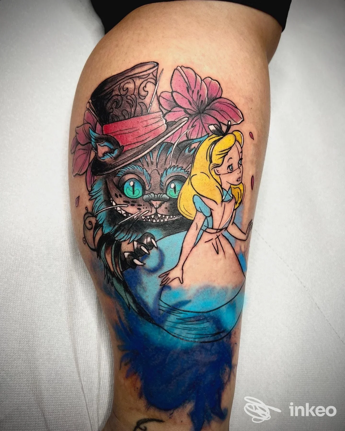 Tatuaggio colorato su coscia con gatto e figura femminile, foto dallo studio La Bella e La Bestia Tattoo, Perugia.