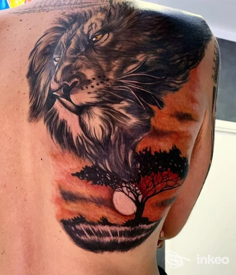 Tatuaggio su spalla e schiena con testa di leone e paesaggio al tramonto, La Tatuaggeria di Ambra, Terni.