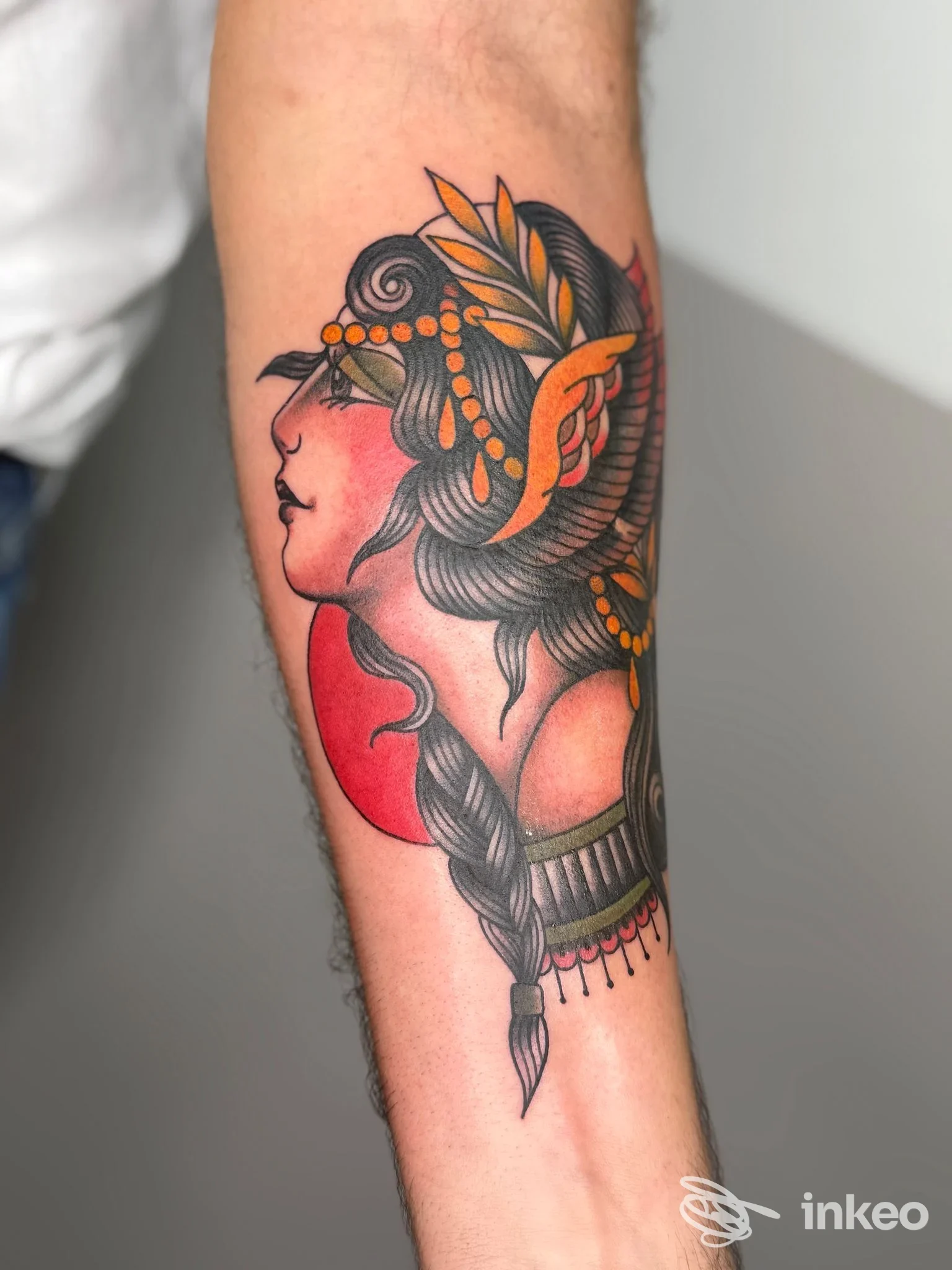 Tatuaggio tradizionale a colori sul lato interno dell'avambraccio, opera eseguita da La Tatuaggeria di Ambra Francia a Terni.