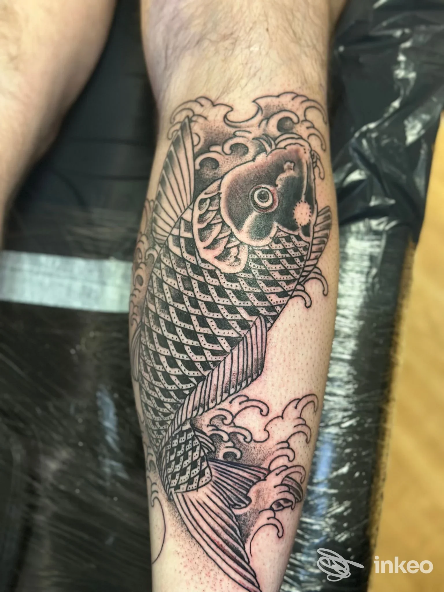 Tatuaggio carpa koi in bianco e nero sull'avambraccio, realizzato da Led Tattoo a Perugia.