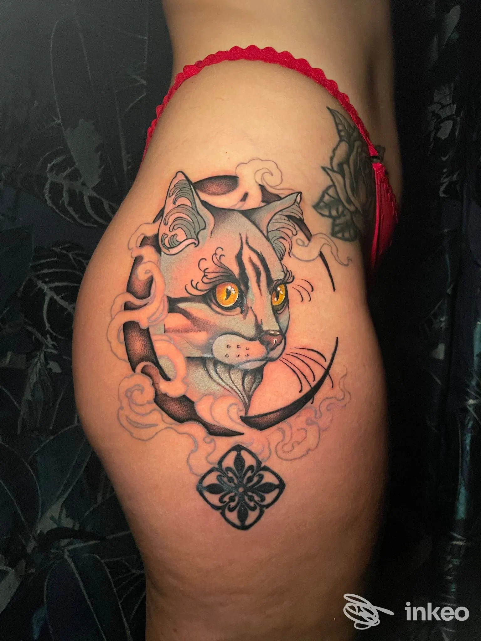 Tatuaggio grande a colori di una testa di gatto sul fianco, foto fornita da Libe tattoo studio, Perugia.