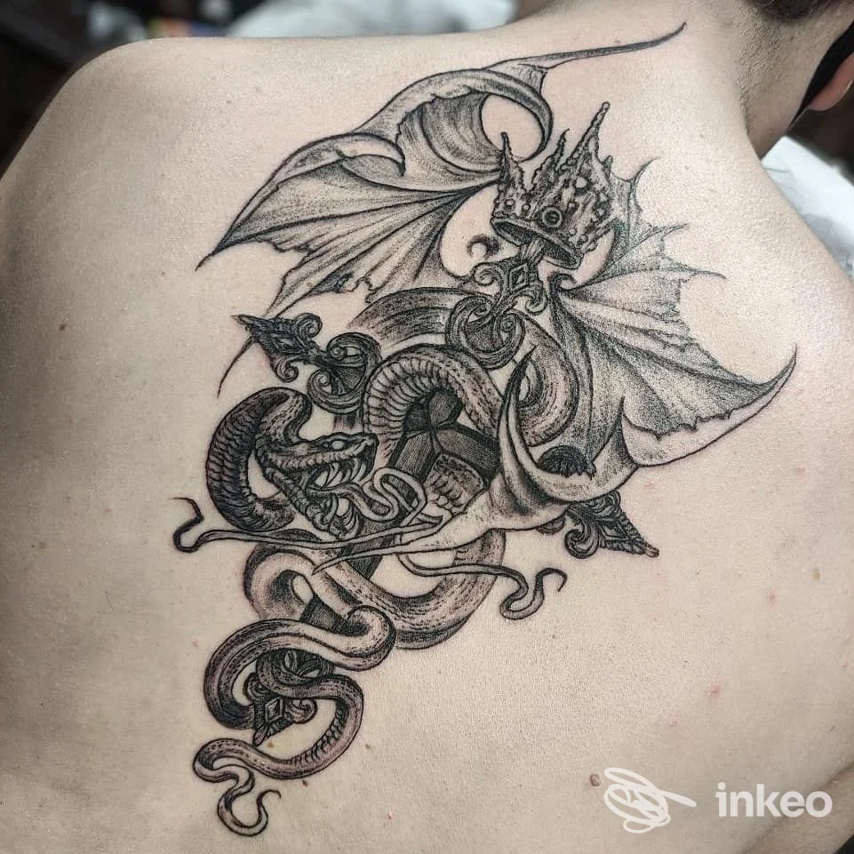 Tatuaggio blackwork/dotwork sulla parte alta della schiena, Doomnesia Tattoo Studio, Terni.