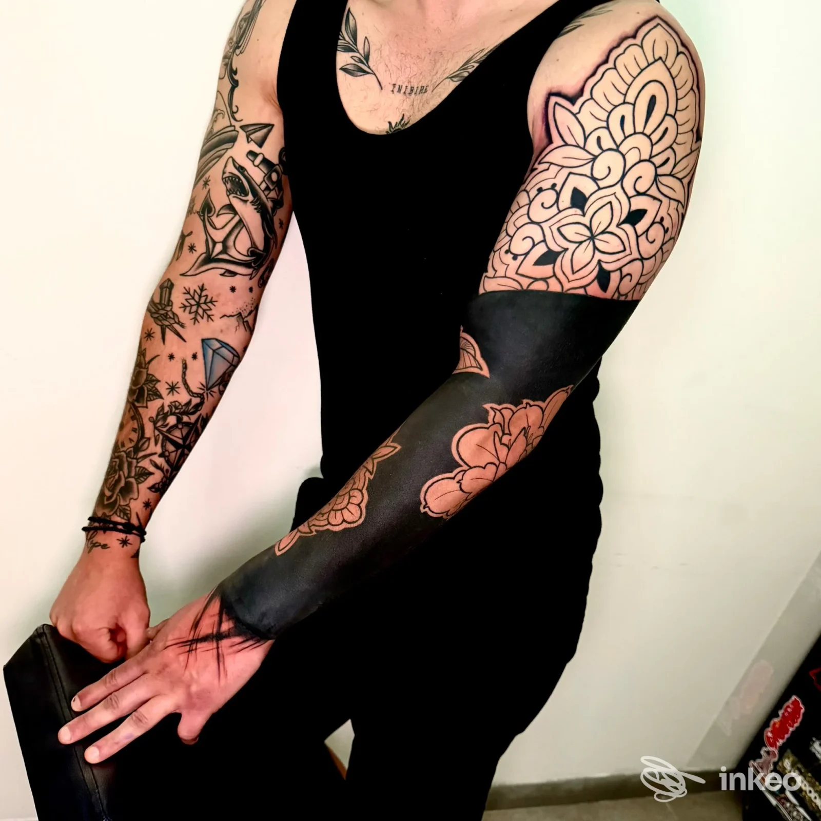 Braccia tatuate con ampio blackwork e decorazioni ornamentali, foto per Fraffry Tattoo e Piercing ad Amelia.
