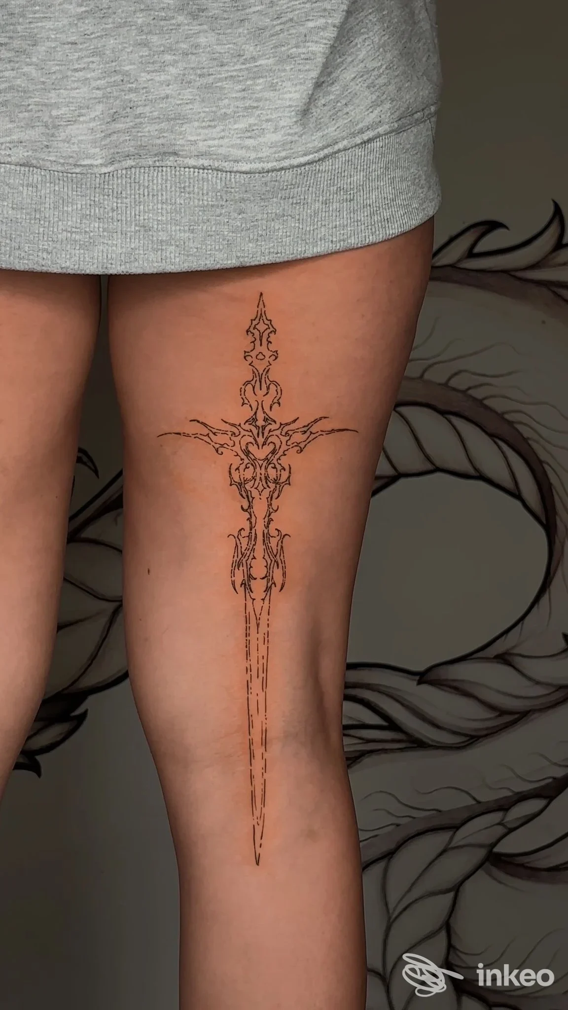 Tatuaggio ornamentale lungo sulla parte posteriore della coscia destra, Metamorfosi Tattoo Studio, Perugia.