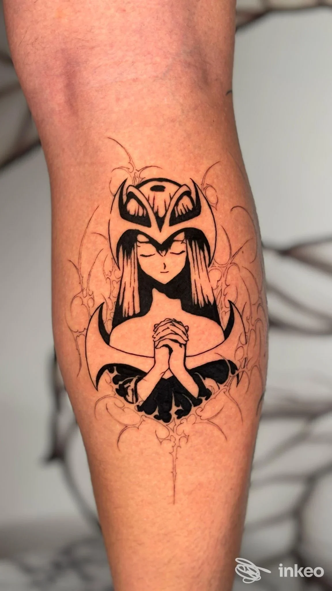 Tatuaggio blackwork su avambraccio raffigurante una figura femminile stilizzata, Metamorfosi Tattoo Studio Perugia.