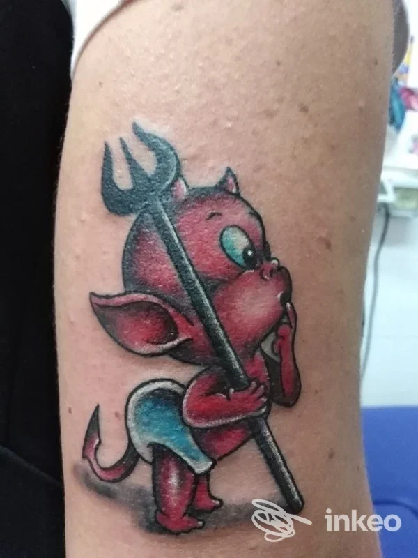 Tatuaggio colorato di un piccolo diavolo in stile cartoon sull'avambraccio, Micky G. Tattoo - Studio Tatuaggi Perugia, Ponte Valleceppi.