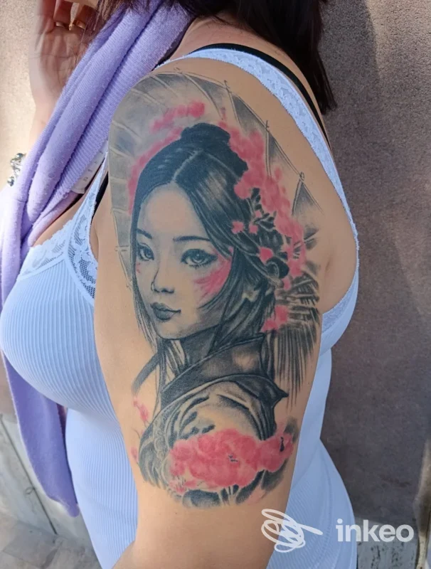 Grande tatuaggio ritratto con fiori sulla spalla, fotografia inviata da Micky G. Tattoo - Studio Tatuaggi Perugia a Ponte Valleceppi.