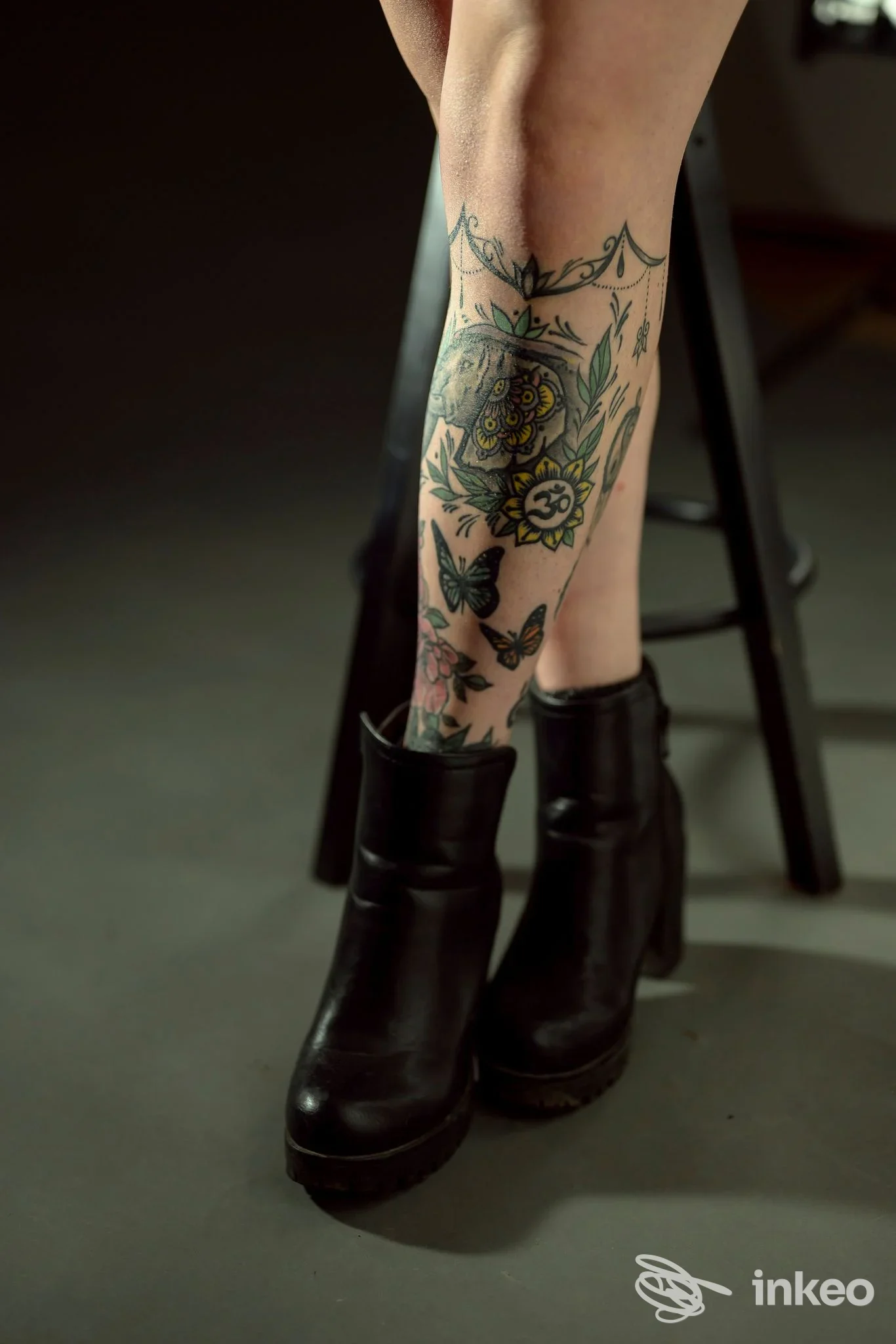 Tatuaggio floreale e farfalle sul polpaccio, foto realizzata per Micky G. Tattoo - Ponte Valleceppi.