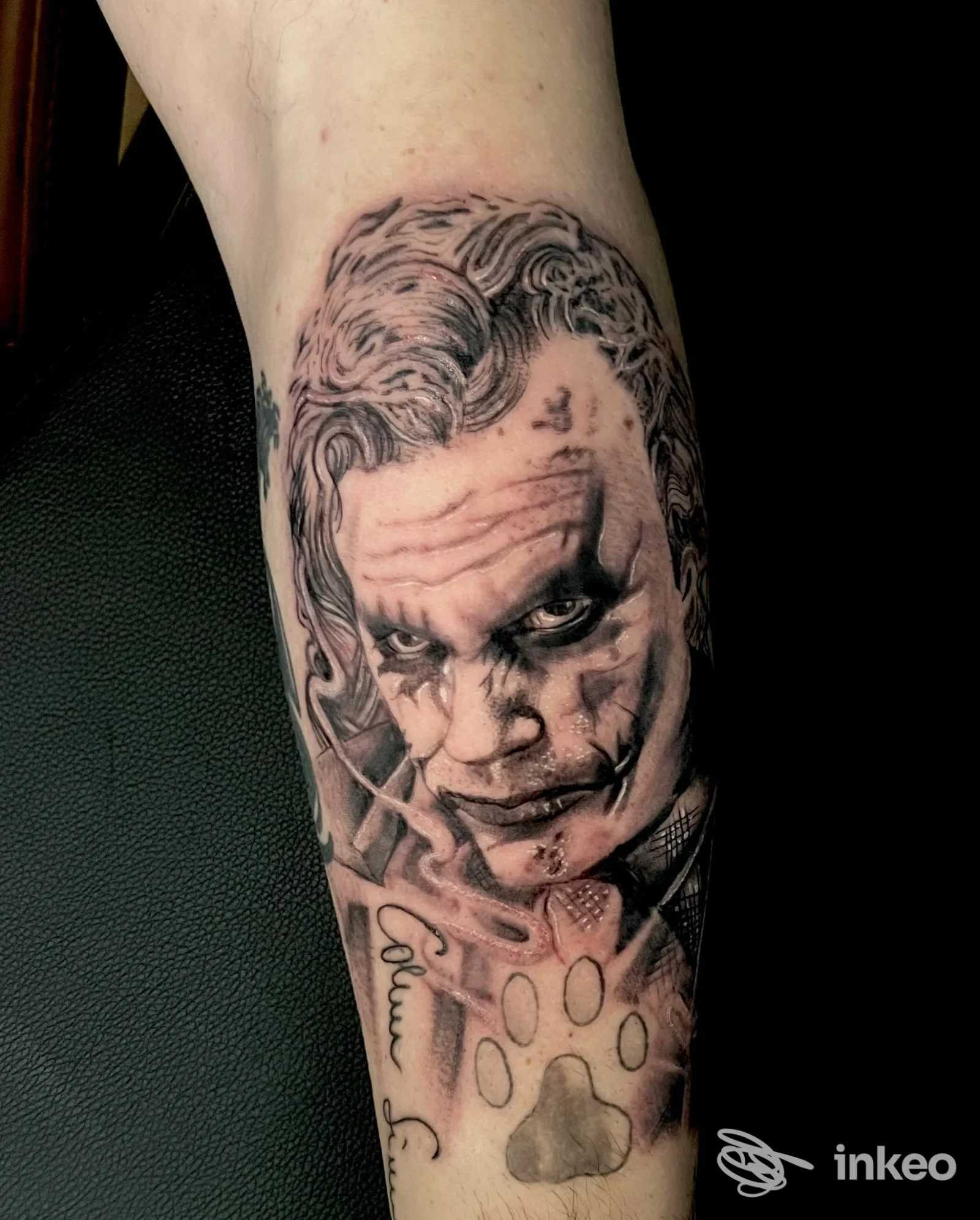 Tatuaggio realistico in bianco e nero sul davanti dell'avambraccio, ritratto del Joker. Ninja Tattoo, Deruta.