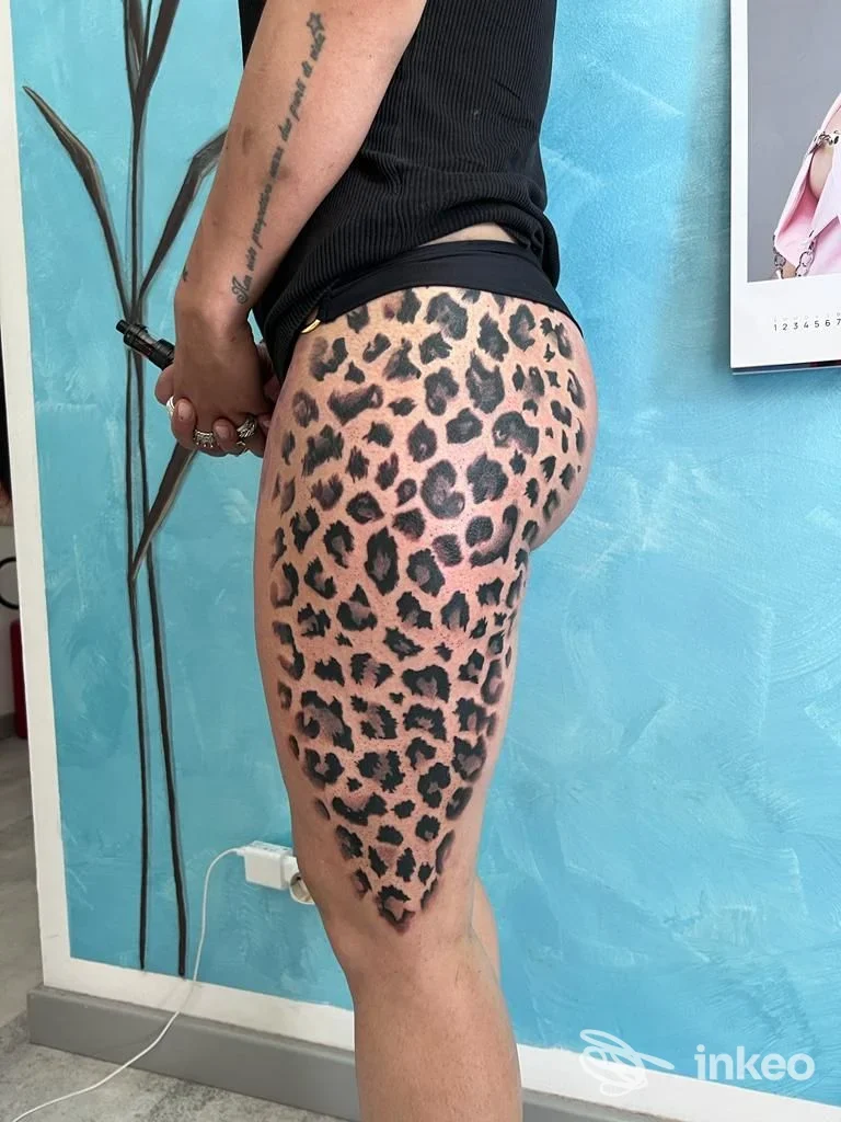 Grande tatuaggio a macchie tipo leopardo sul fianco e sulla coscia destra, foto dallo studio Ninja Tattoo a Deruta.