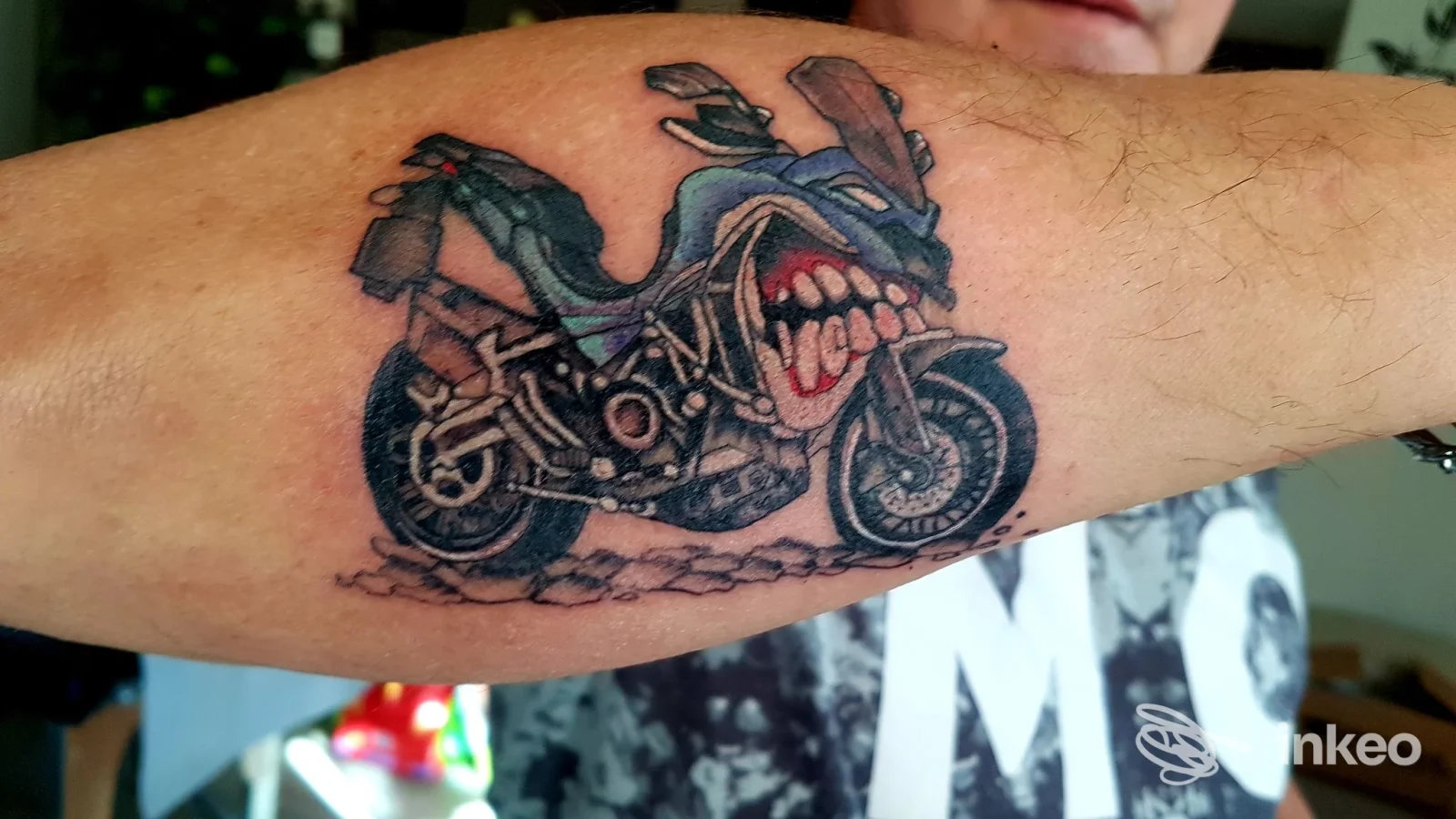 Tatuaggio di una motocicletta stilizzata sull'avambraccio, foto fornita da Ocean Ink Tattoo Studio, Trevi.