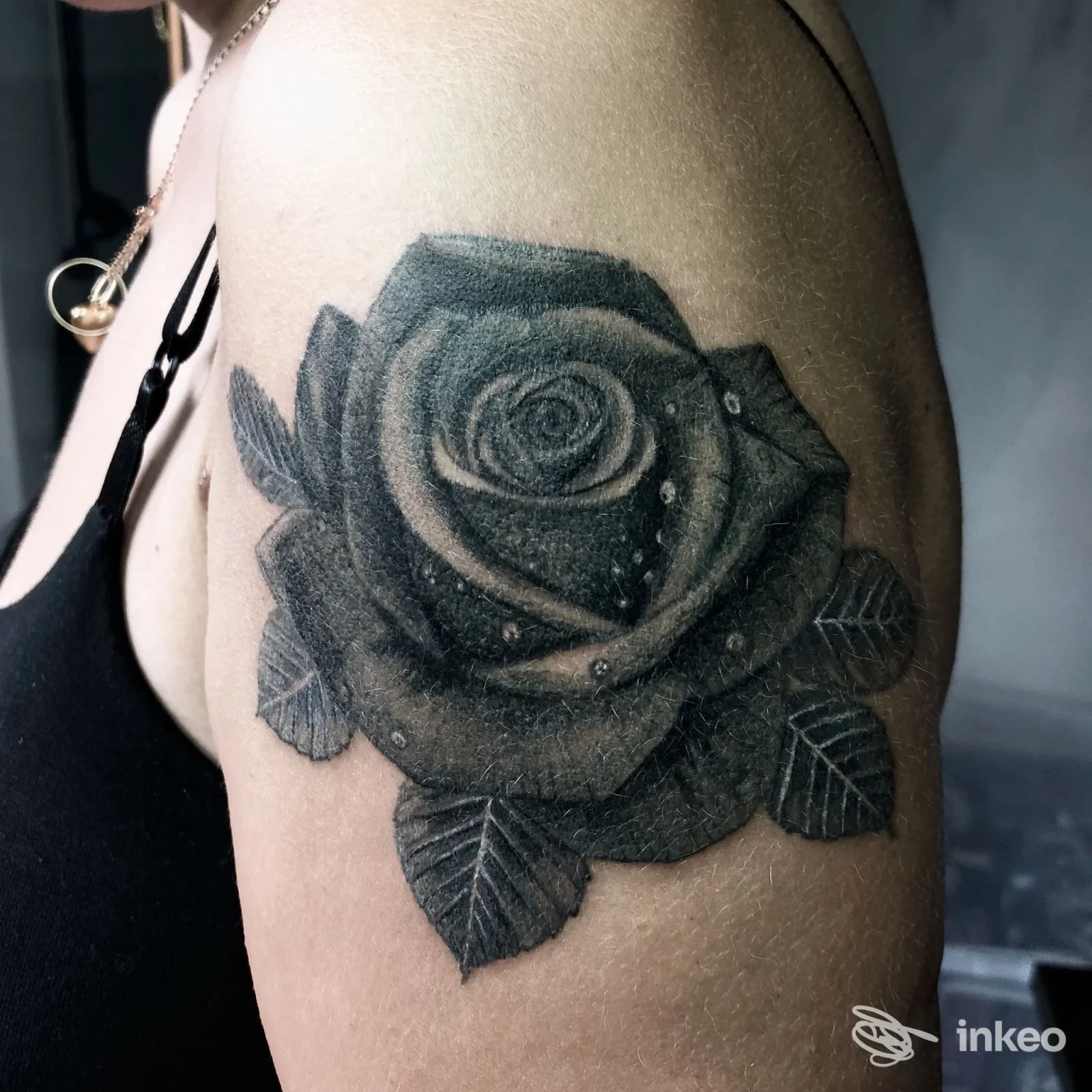 Grande tatuaggio realistico a forma di rosa sulla spalla, lavoro eseguito da P.Ink Noir Tattoo Studio, Foligno.
