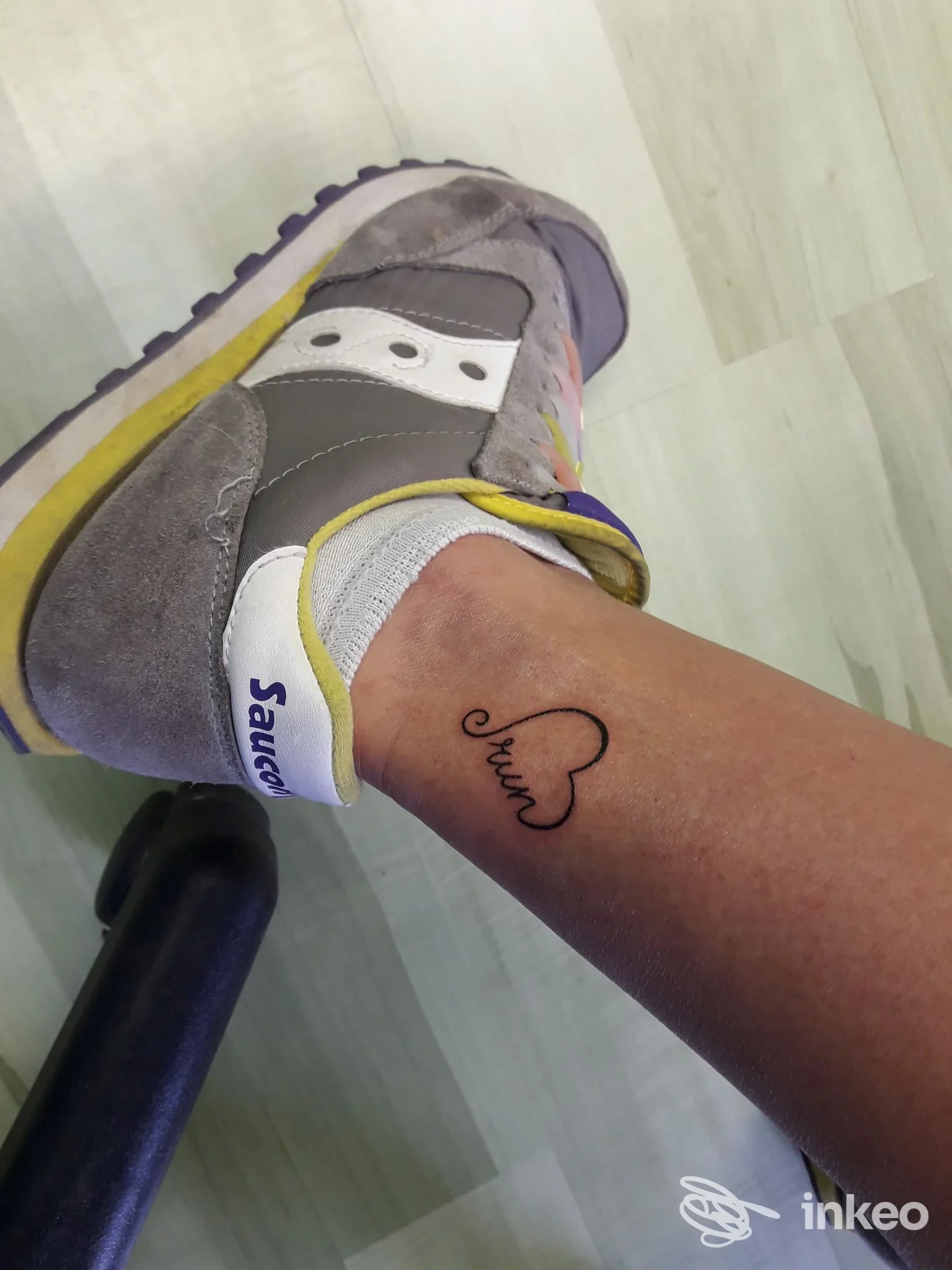 Tatuaggio semplice a cuore con una breve scritta sulla caviglia, realizzato da Pretty Tattoo a Gubbio.