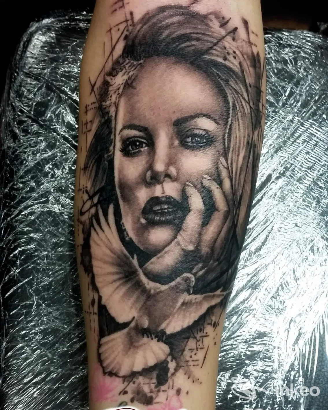 Ritratto realistico con colombe tatuato sull'avambraccio, Real Tattoo, Bastia Umbra.