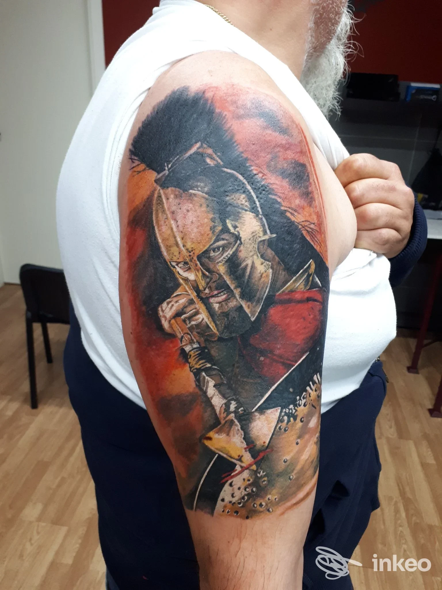 Tatuaggio realistico su spalla e braccio superiore, ritratto di guerriero; foto fornita da Real tattoo, Bastia Umbra.