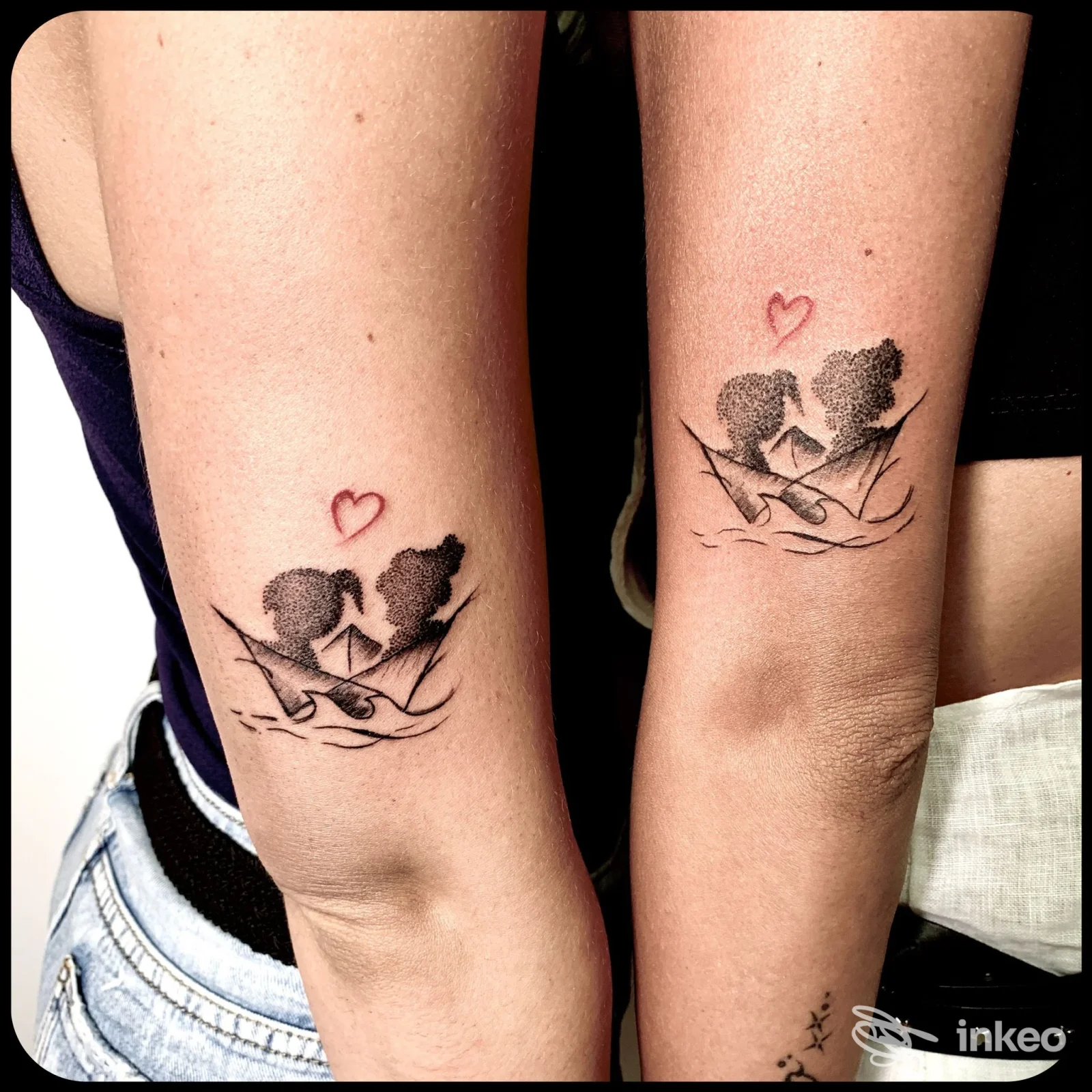 Due tatuaggi speculari con coppie stilizzate e piccolo cuore rosso su avambracci, Punto...Tattoo, Terni.