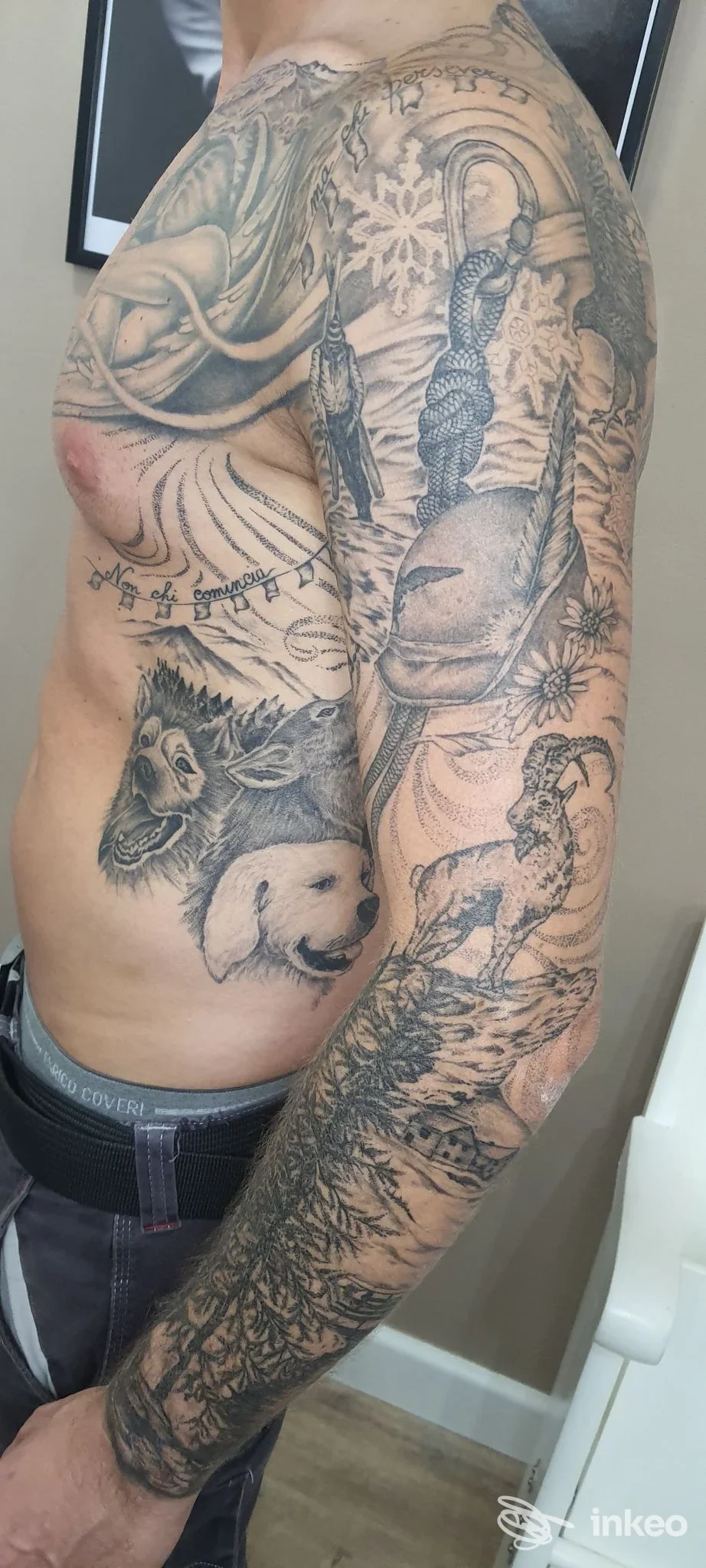 Manica completa e fianco con tatuaggi realistici in nero e grigio, dettagli di lupi e paesaggi — lavoro dello studio Sara Tattoo a Brufa.