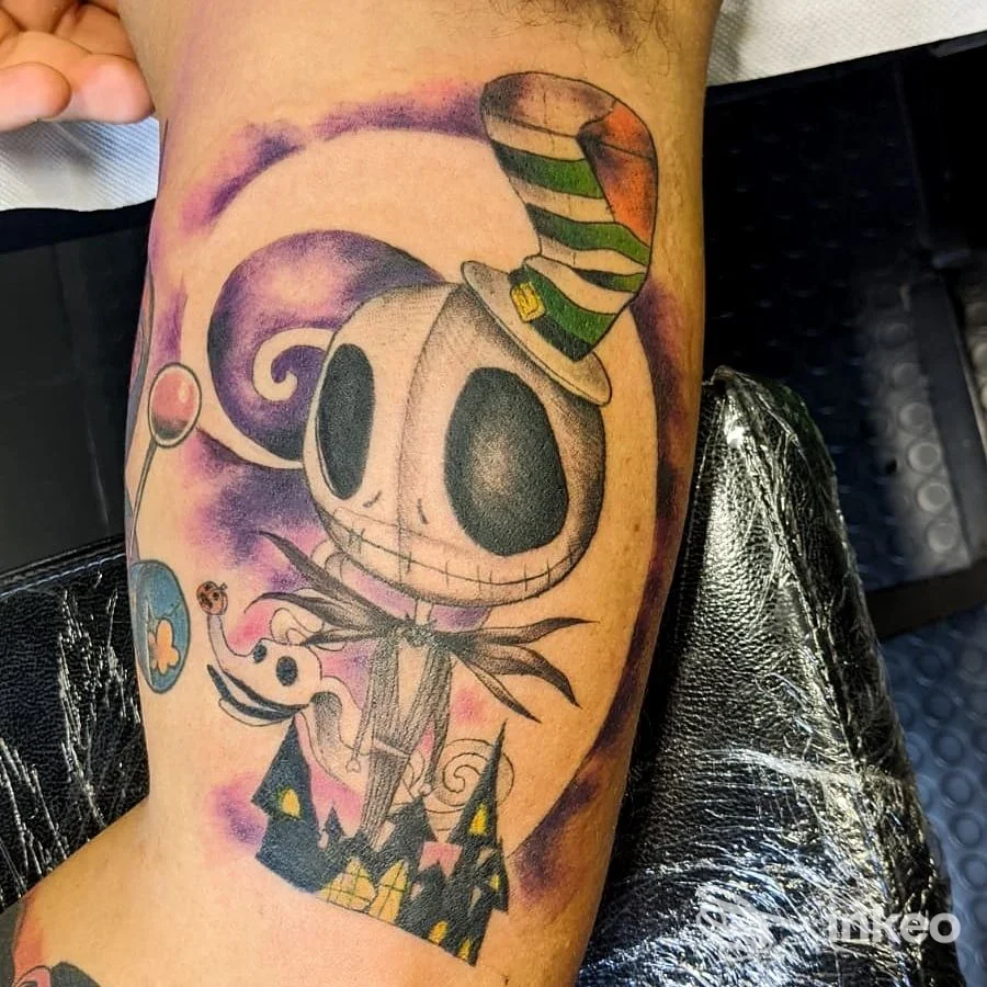 Tatuaggio colorato su avambraccio raffigurante figura cartoonesca con cappello: foto realizzata da Skin Mood Tattoo, Spoleto.