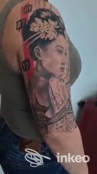Tatuaggio realistico a figura femminile sul braccio superiore, Rea Silvia Tattoo Studio, Magione.