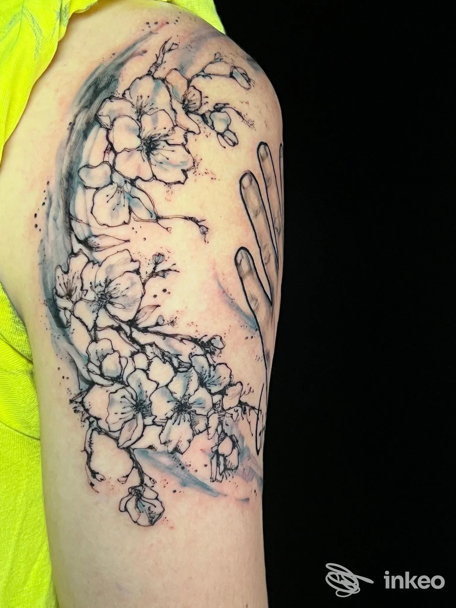 Tatuaggio floreale artistico sulla parte superiore del braccio, fotografia del lavoro realizzato da Rea Silvia Tattoo Studio a Magione.