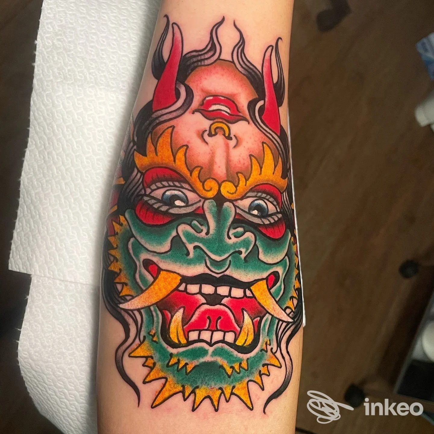 Tatuaggio colorato a maschera/demone sull'avambraccio, realizzato da SUPREME TATTOO by Als a Deruta.