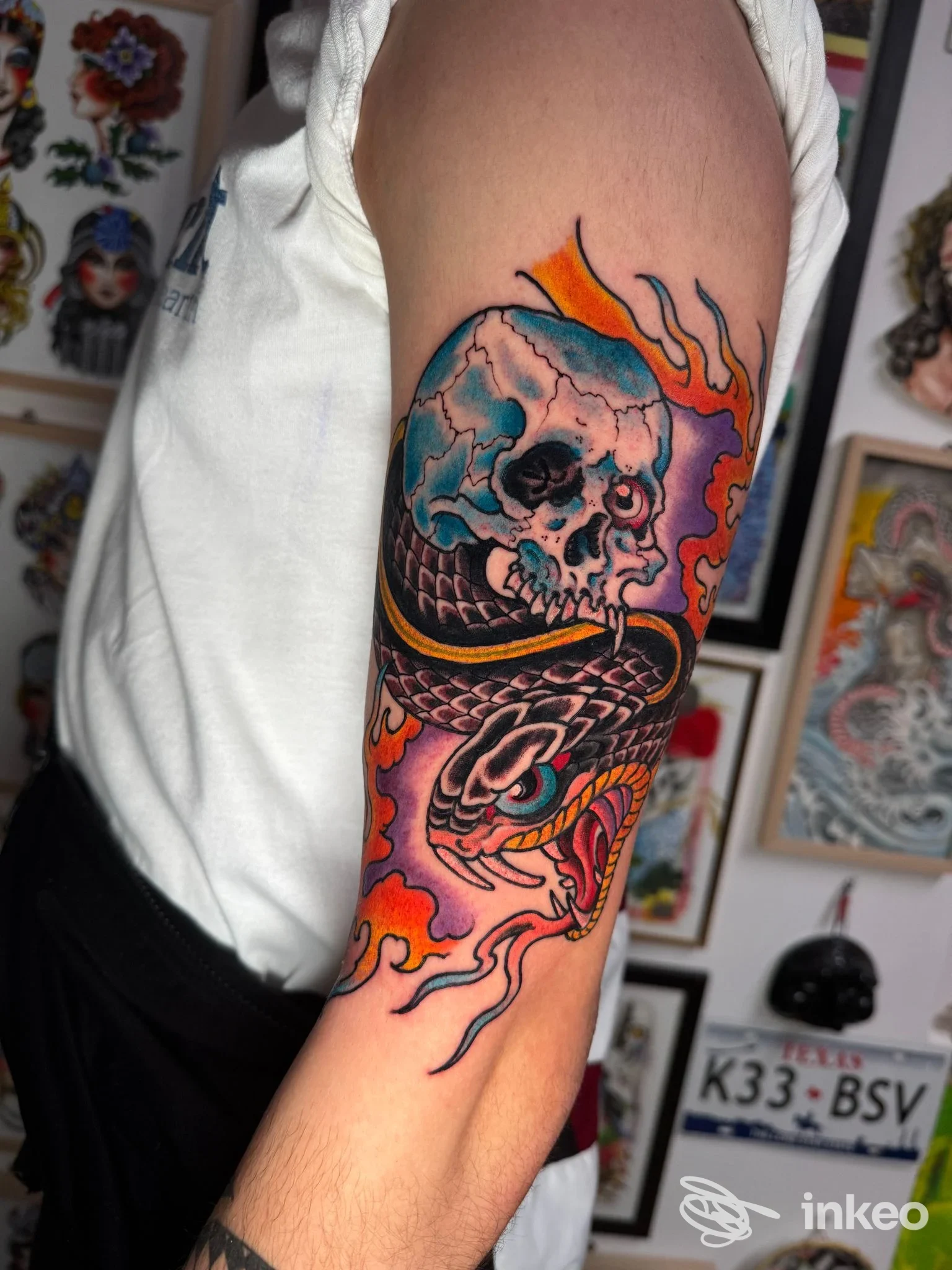 Tatuaggio su braccio con teschio blu e serpente in fiamme, foto fornita da SUPREME TATTOO by Als, Deruta.