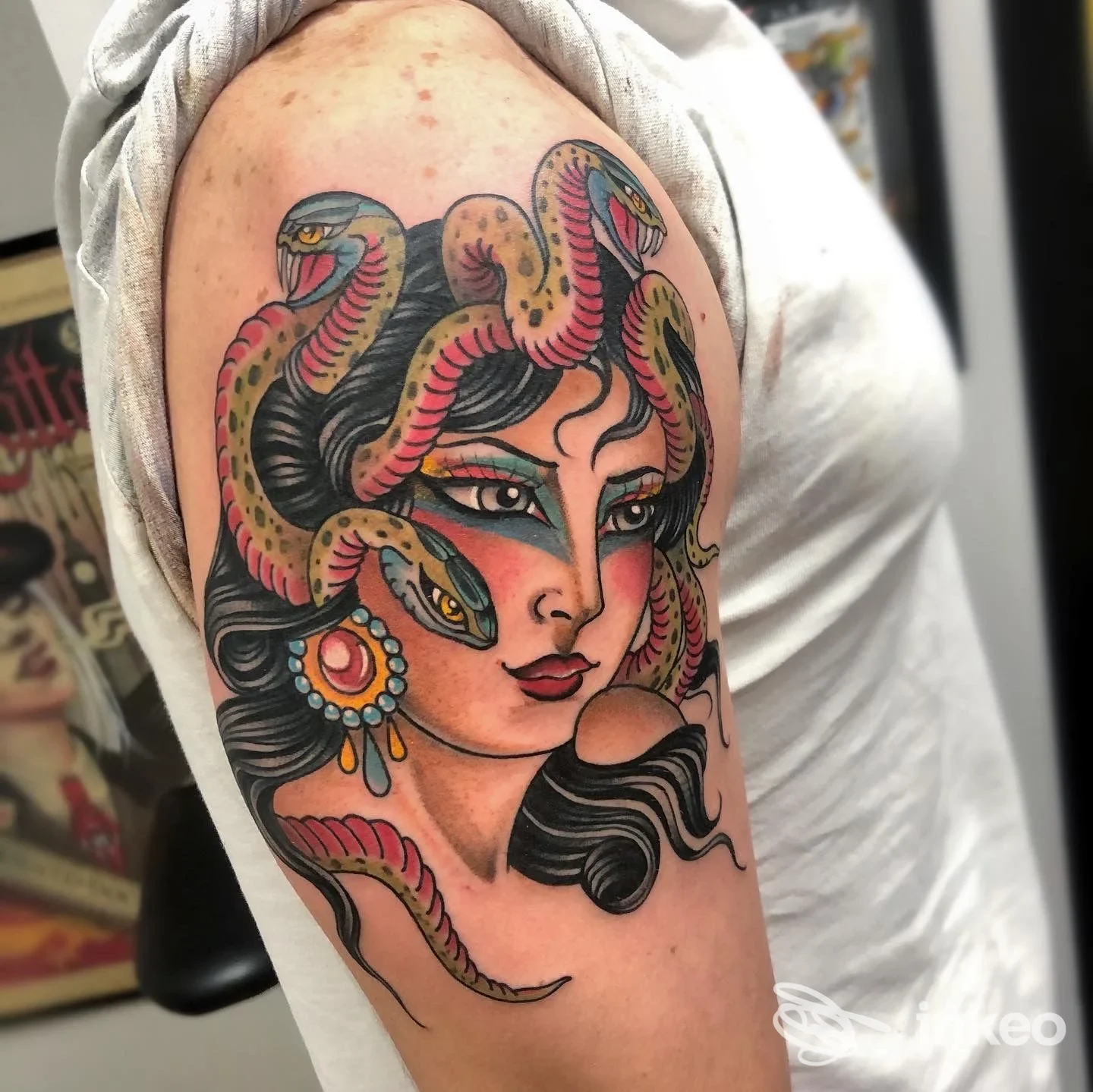 Grande tatuaggio di una donna con serpenti sull'omero, realizzato da SUPREME TATTOO by Als a Deruta.