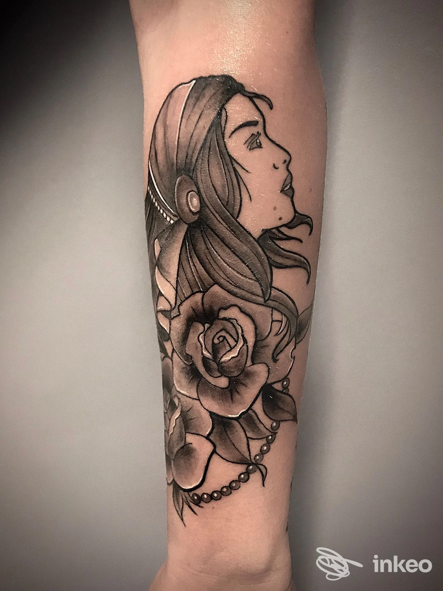 Tatuaggio sul avambraccio con profilo femminile e rosa, lavoro eseguito da Tatuaggi Terni Andrea Roseti Psycho Circus Tattoo, Terni.