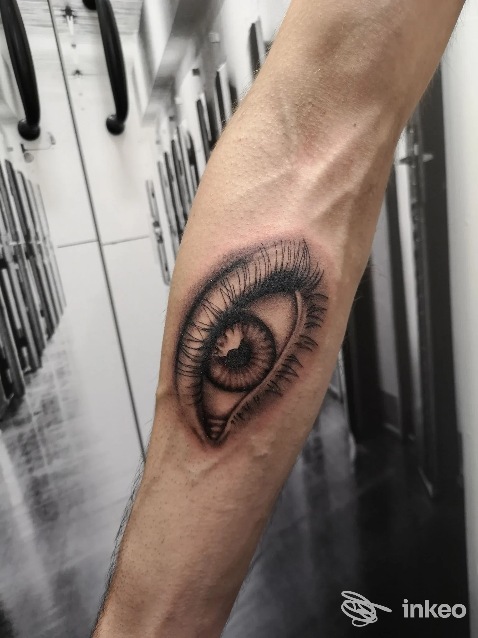 Tatuaggio realistico a inchiostro nero di un occhio sull'avambraccio, realizzato da The Prison Tattoo a Gubbio.