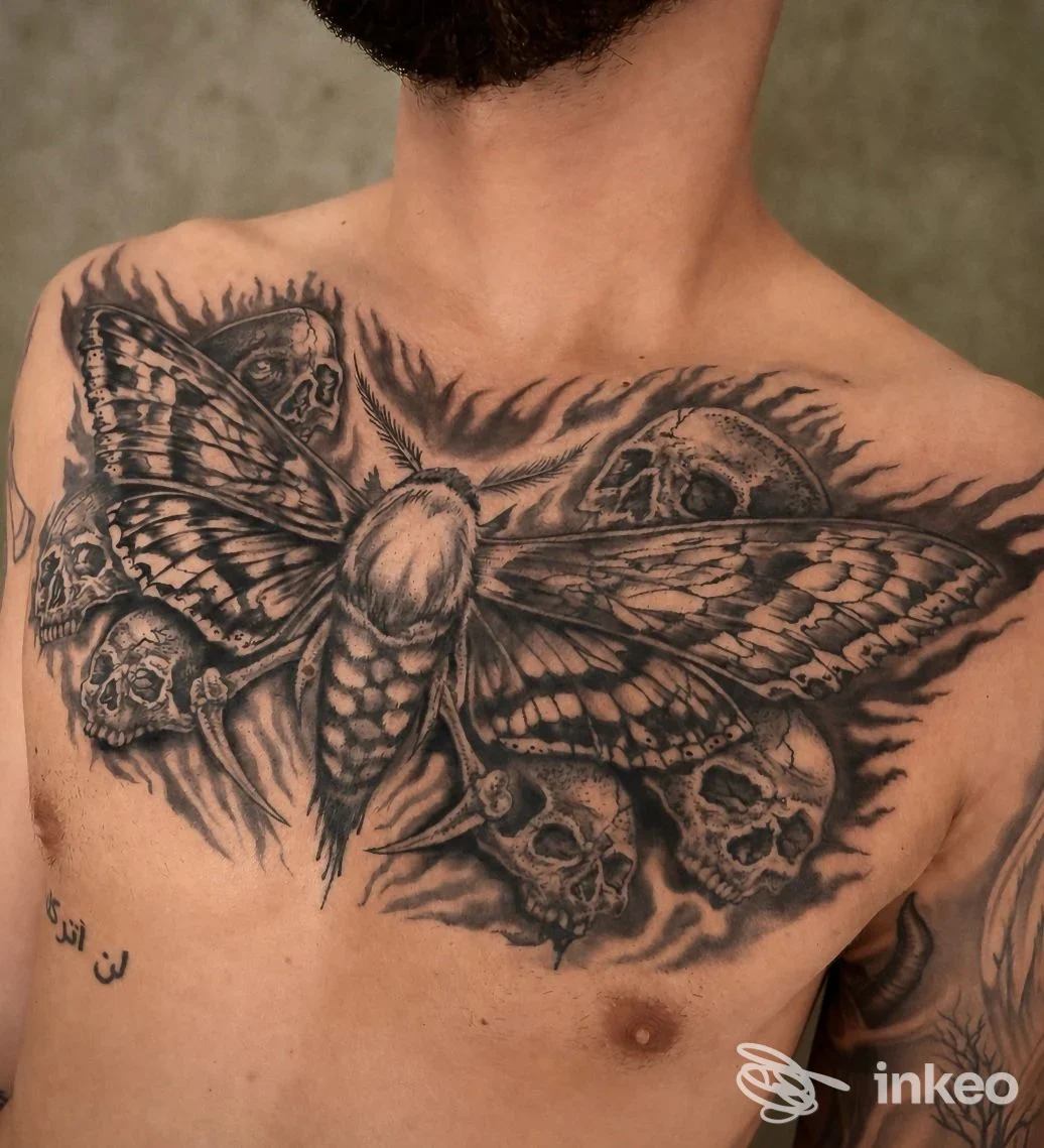 Ampio tatuaggio black & grey a petto con grande falena e teschi, foto inviata da TATTOO SHOP JOE VALENTINO a Magione.