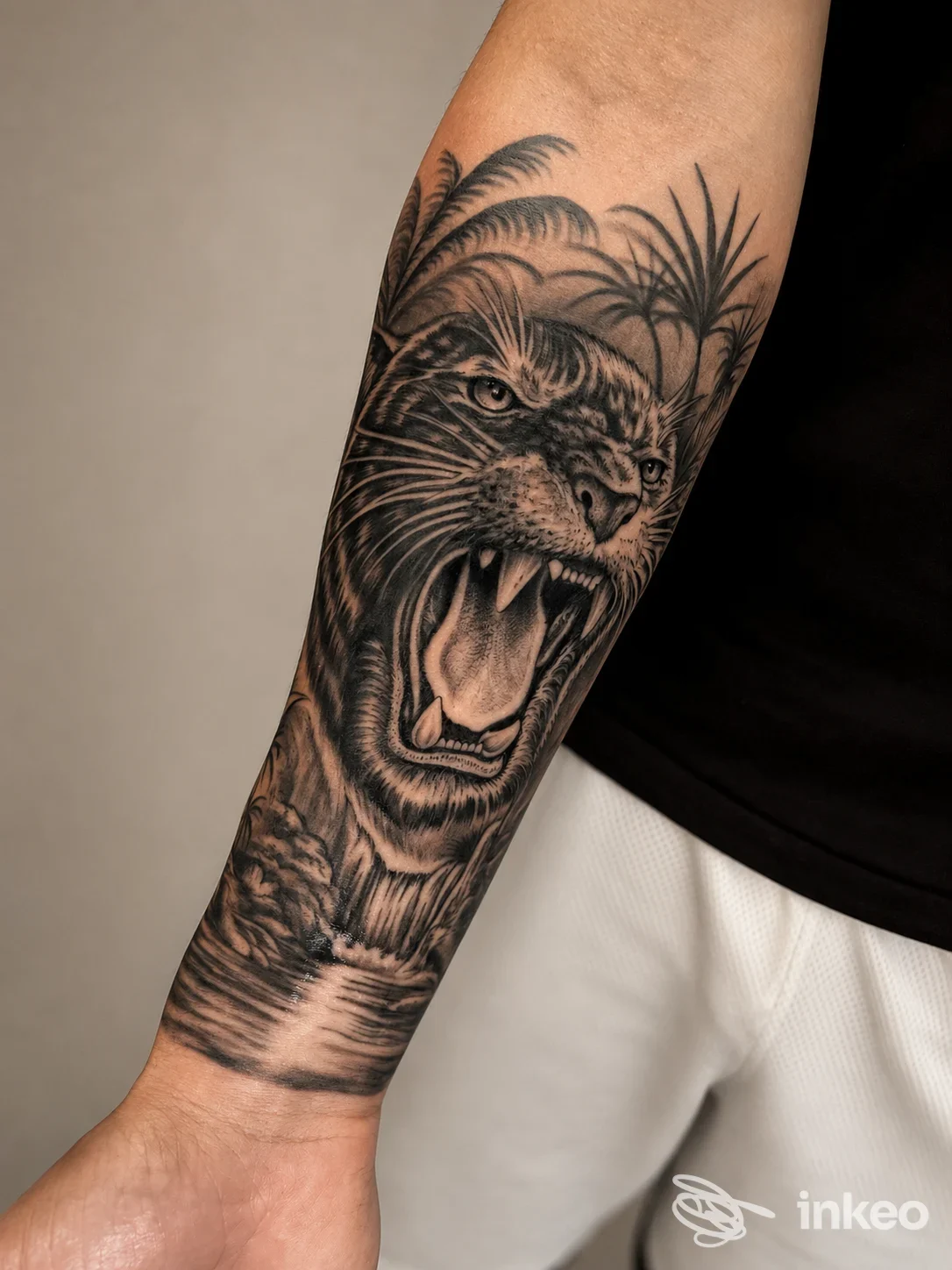 Tatuaggio realistico di una tigre ruggente sull'avambraccio, foto inviata da TATTOO SHOP JOE VALENTINO a Magione.
