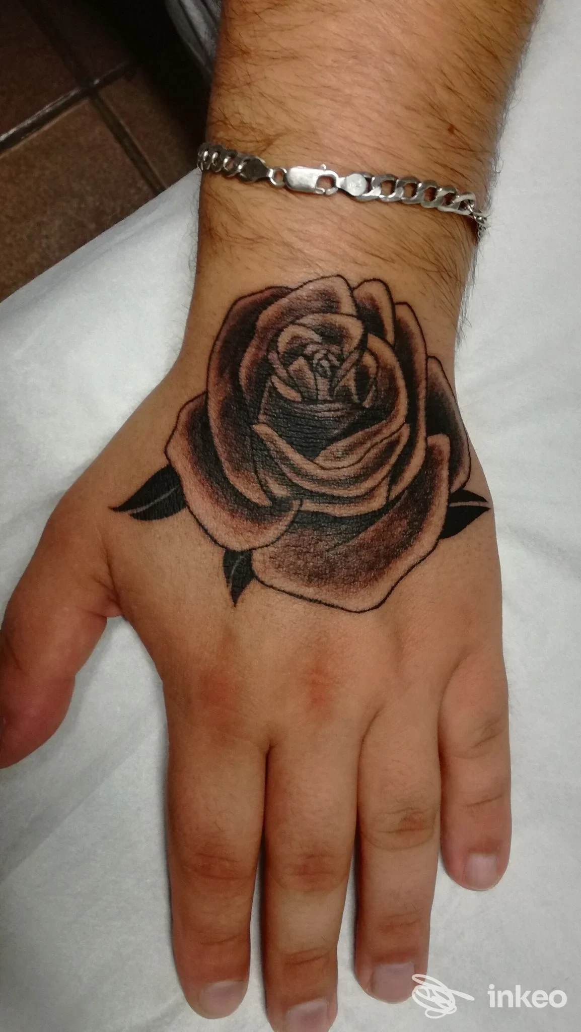 Tatuaggio a rosa in blackwork sul dorso della mano, foto fornita da Tattoo'S Studio di Isabella Caddeo, Foligno.