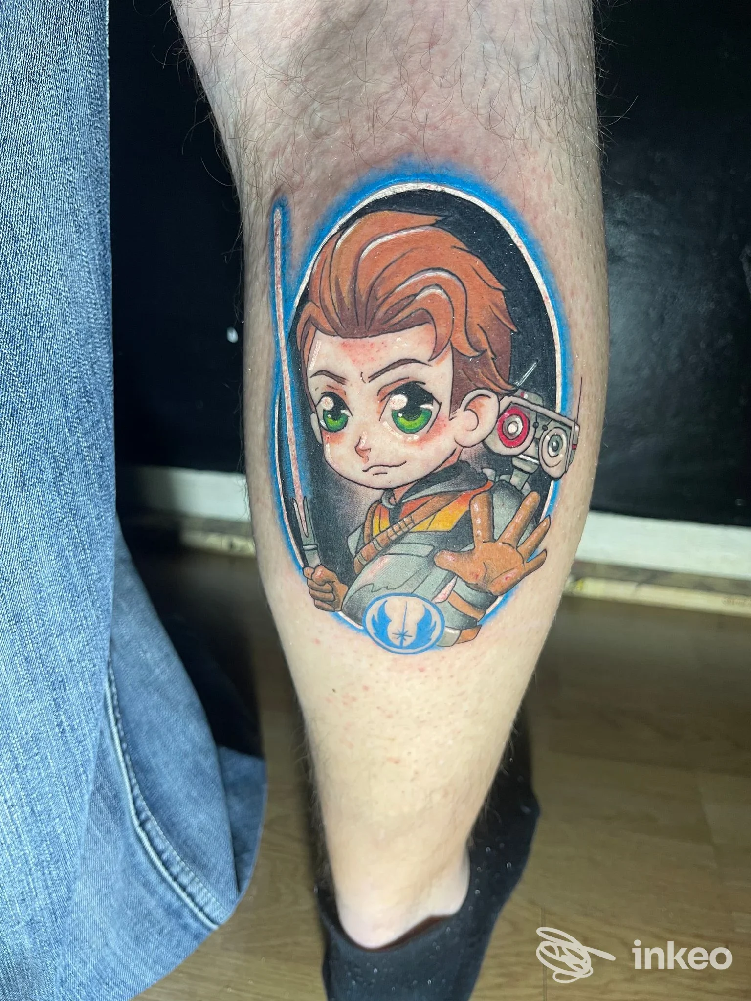 Tatuaggio colorato in stile chibi sul polpaccio, realizzato da Translab Tattoo e Piercing a Perugia.