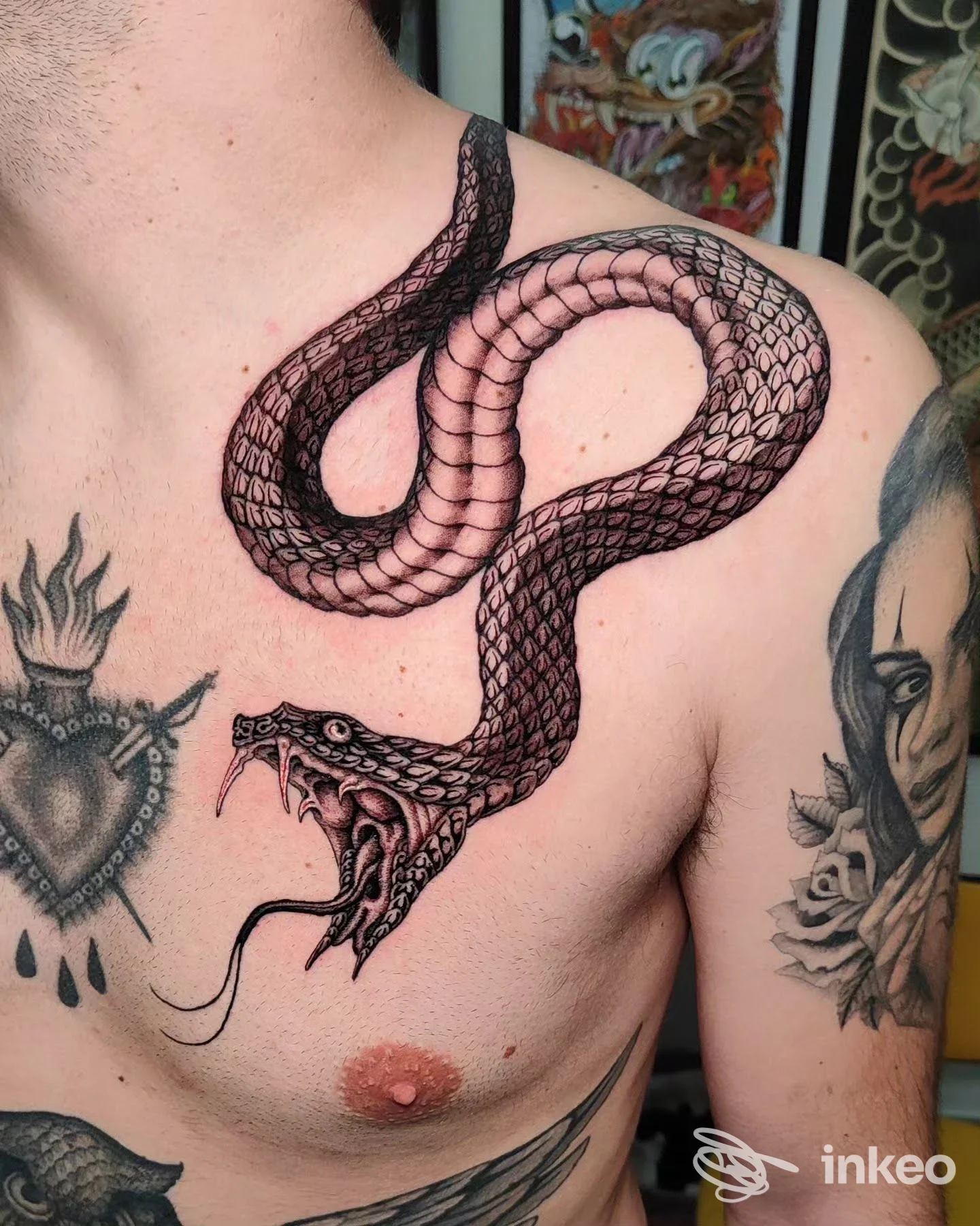 Tatuaggio a serpente sul petto e sulla spalla, foto caricata dallo studio WIZARD TATTOO a Todi.