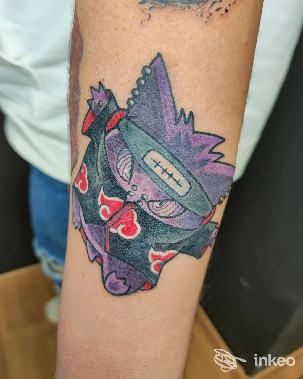 Tatuaggio colorato su avambraccio con personaggio mascherato; Simoncino88 Tattoo, Spoleto.