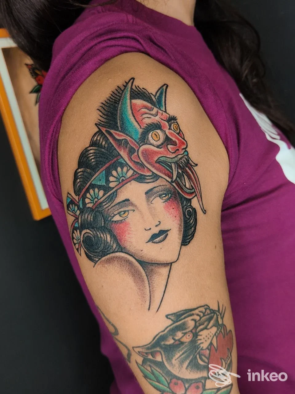 Tatuaggio sul braccio superiore con volto femminile e maschera demoniaca, Simoncino88 Tattoo, Spoleto