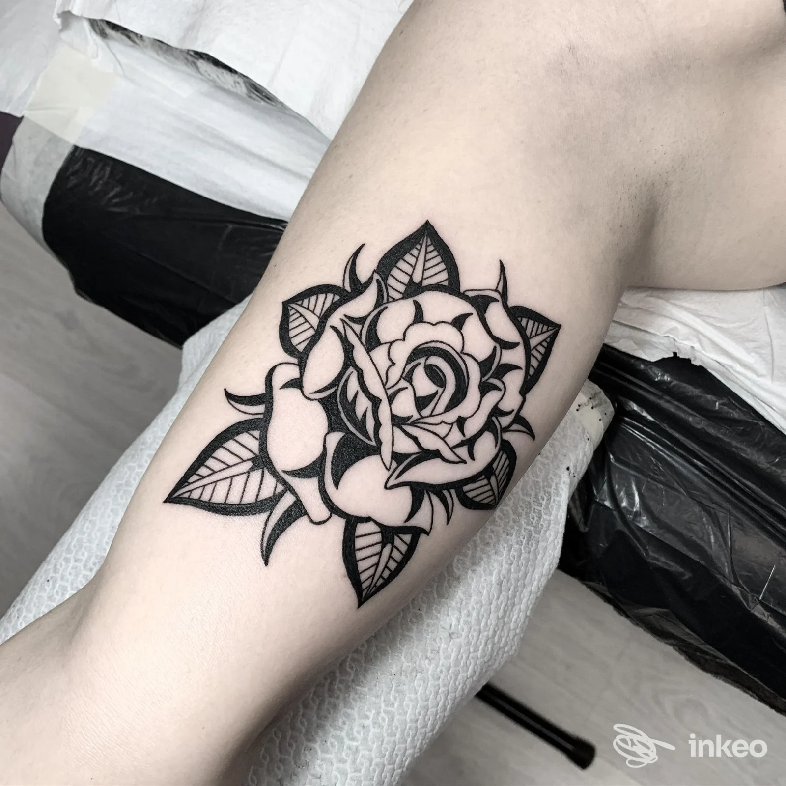 Tatuaggio a rose nero sul braccio interno, eseguito da The Bridge Tattoo Club a Ponte San Giovanni.