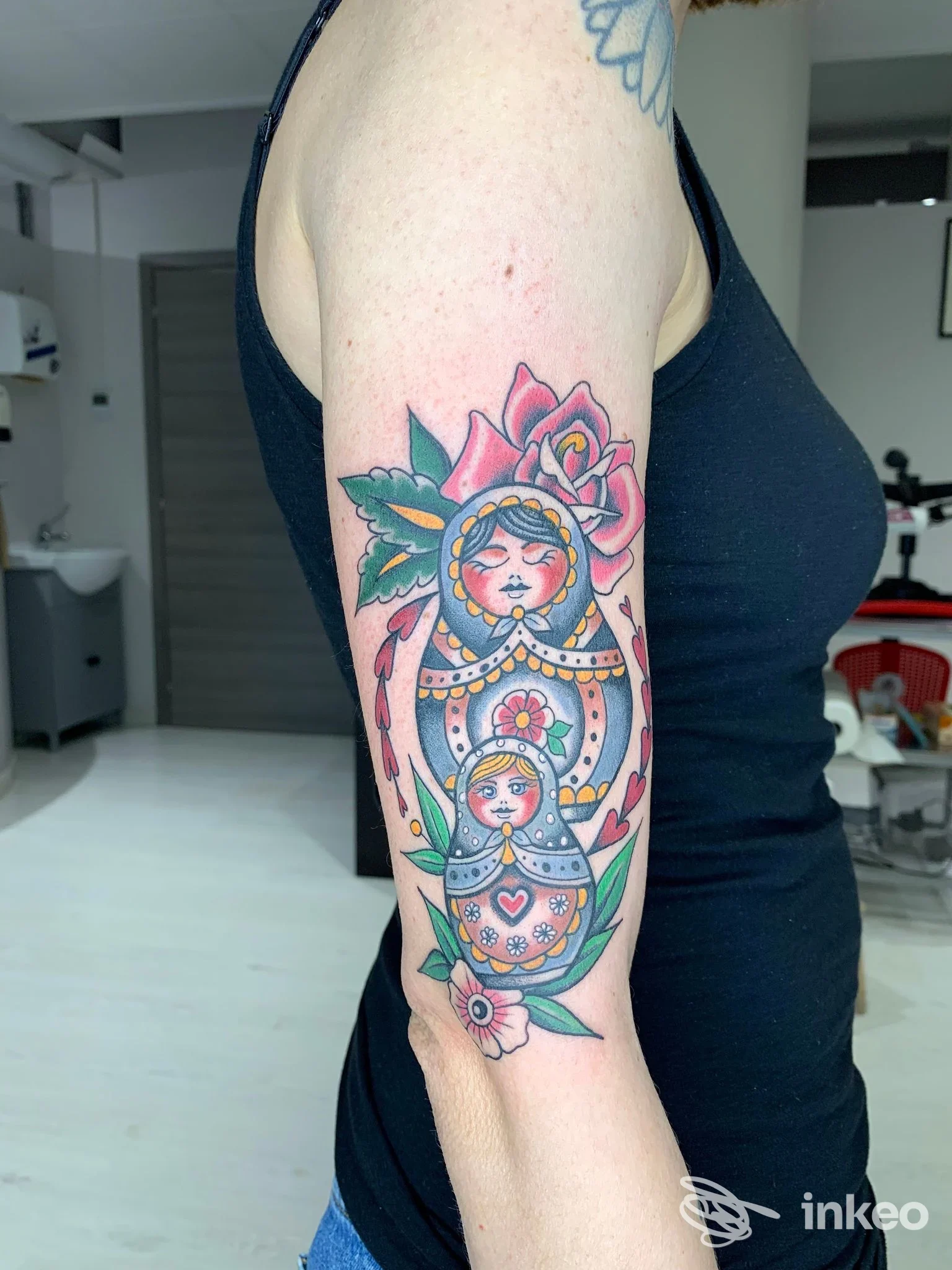 Tatuaggio matrioska colorato sull'avambraccio di una cliente, realizzato presso The Bridge Tattoo Club a Ponte San Giovanni.
