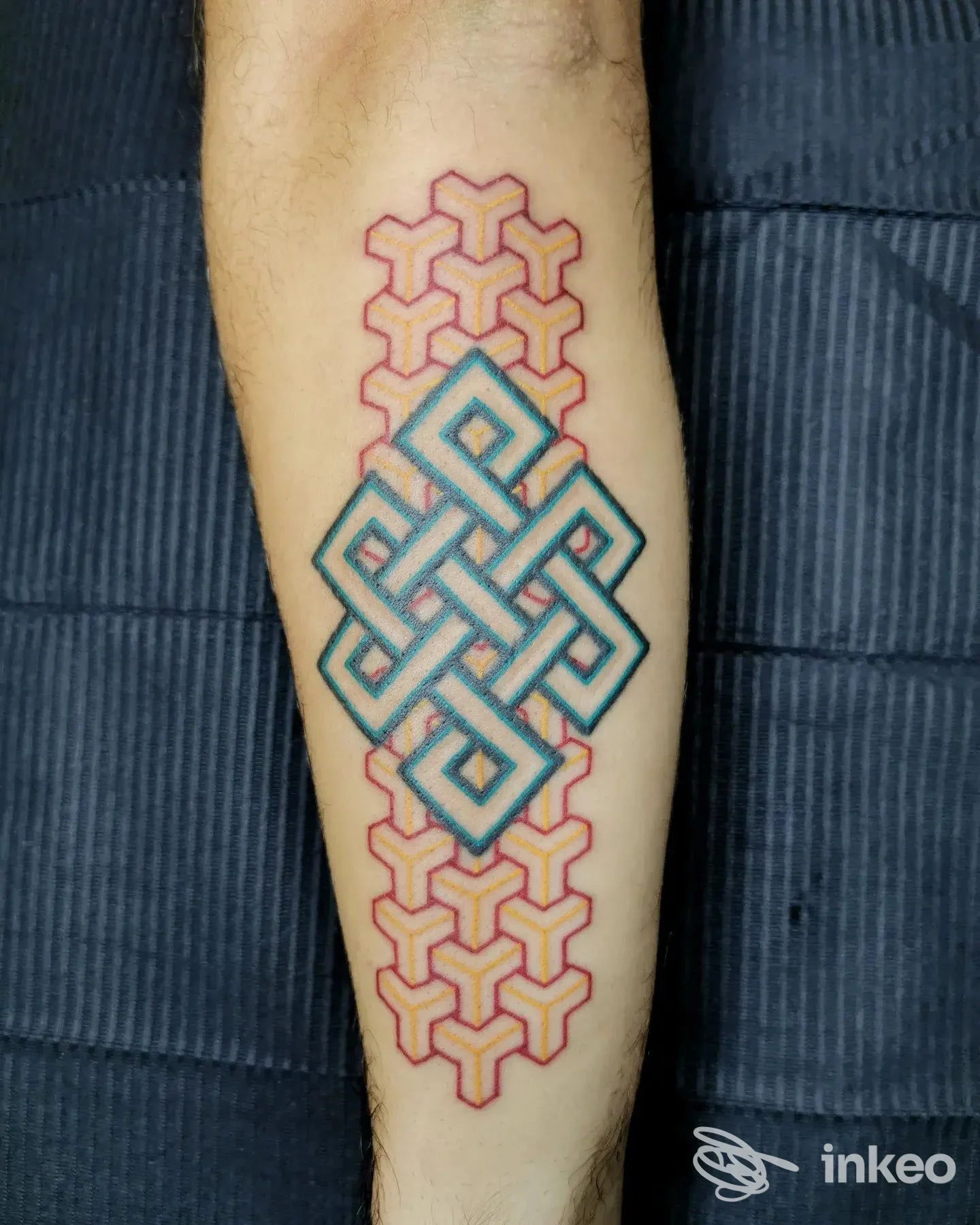 Tatuaggio geometrico a nodo e pattern ripetuto su avambraccio, foto dall'XTC PIERCING TATTOO STUDIO a Perugia.