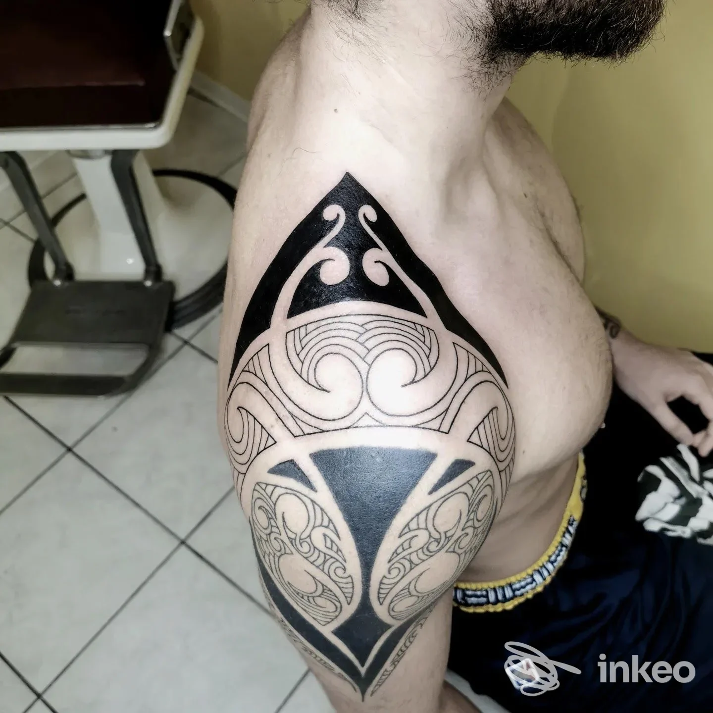 Tatuaggio tribale nero sulla spalla e braccio superiore, foto inviata da XTC PIERCING TATTOO STUDIO a Perugia.