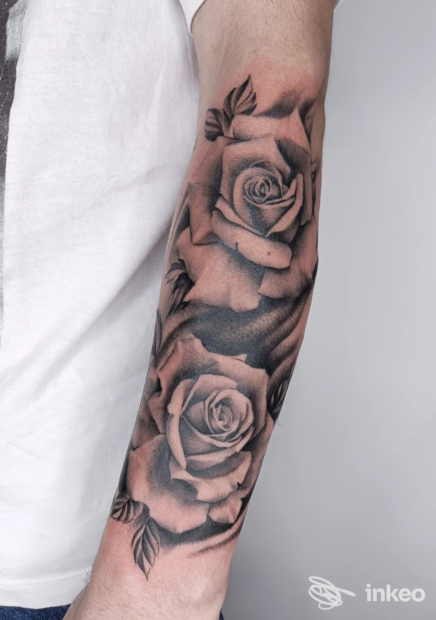 Avambraccio con due rose tatuate in bianco e nero, fotografia realizzata da White Rabbit Tattoo Studio a Perugia.