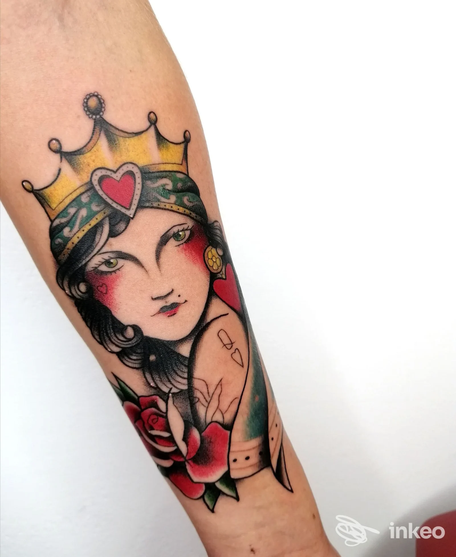 Tatuaggio tradizionale di una donna coronata e una rosa sull'avambraccio, White Rabbit Tattoo Studio, Perugia.