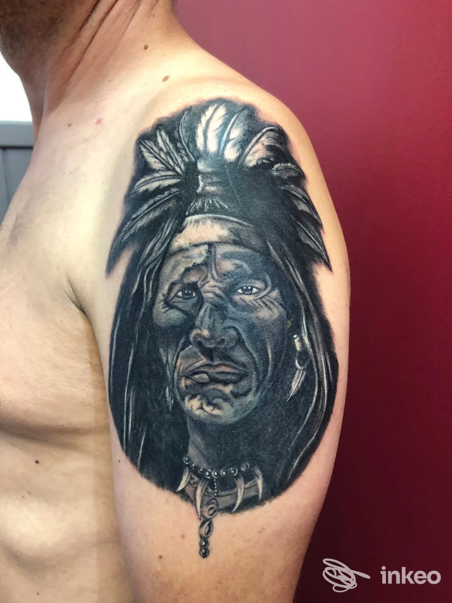 Tatuaggio realistico in bianco e nero di un ritratto sull'omero, foto inviata da Bertelli Diego Tattoo, Aosta.