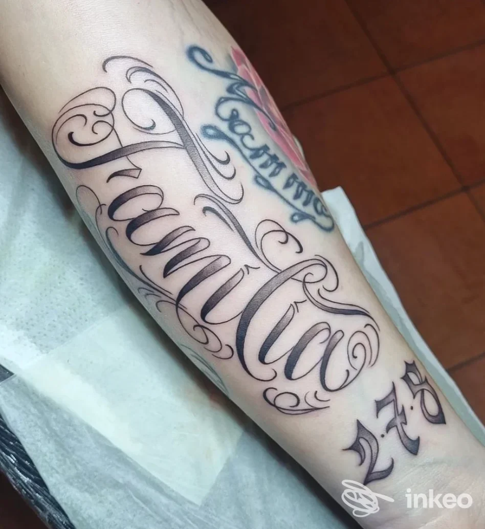 Tatuaggio lettering in inchiostro nero sulla parte interna dell'avambraccio, foto fornita da 4810 Mountainink Tattoo Studio - Sarre.