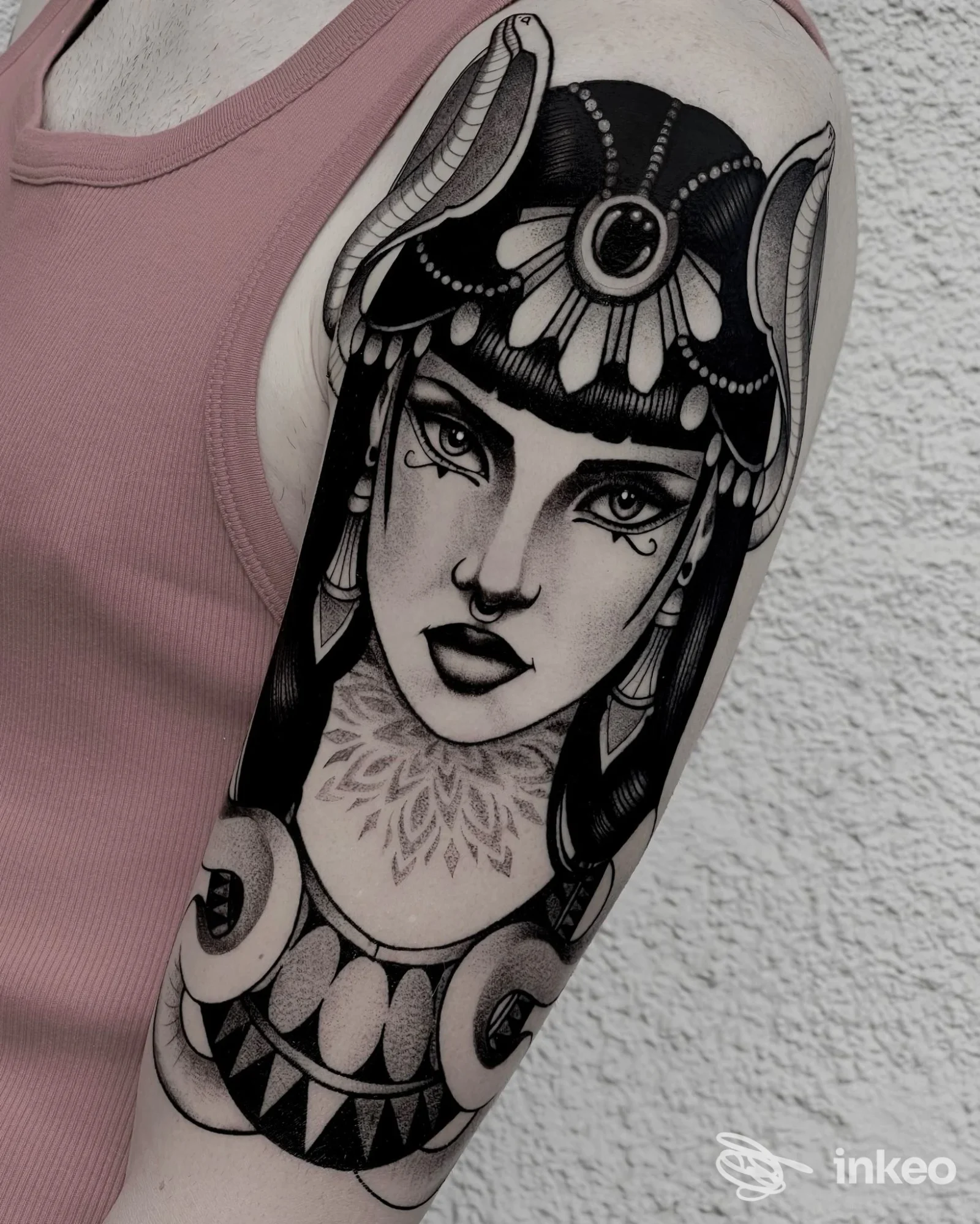 Tatuaggio nero su spalla e braccio: grande ritratto femminile ornamentale. Legend Tattoo Studio, Pont-Saint-Martin.