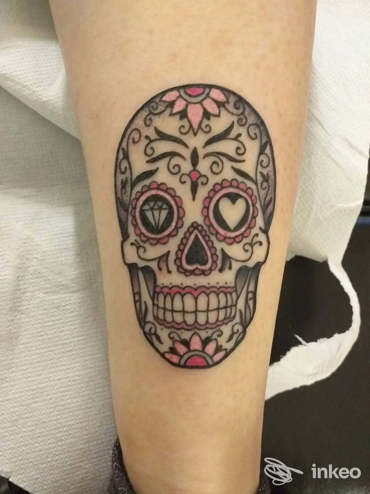 Tatuaggio sugar skull in nero e rosa sull'avambraccio, Tattoo You, Aosta.