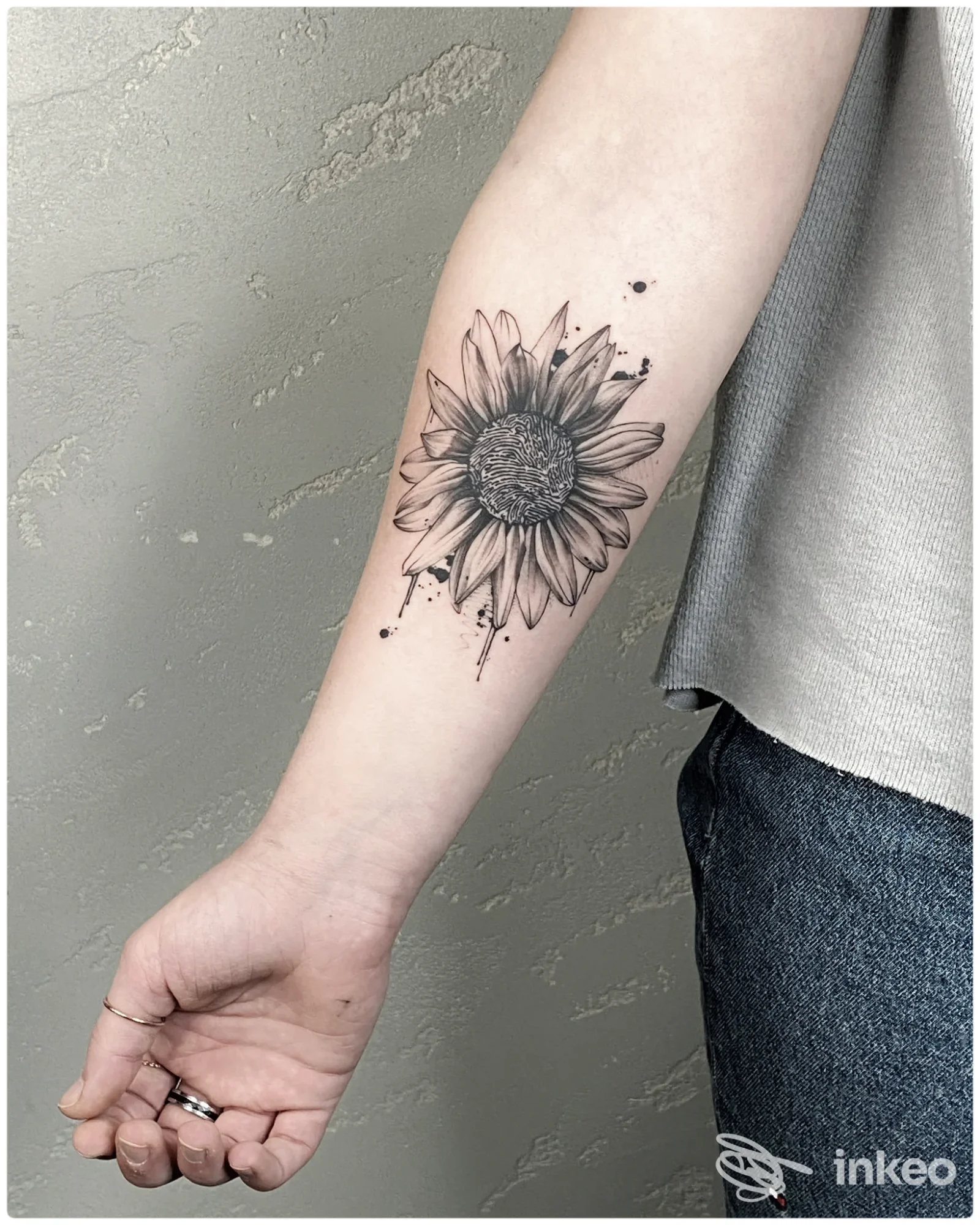 Primo piano di un tatuaggio a girasole sul lato interno dell'avambraccio, realizzato da Jack Puma Tattoo Studio, Aosta.