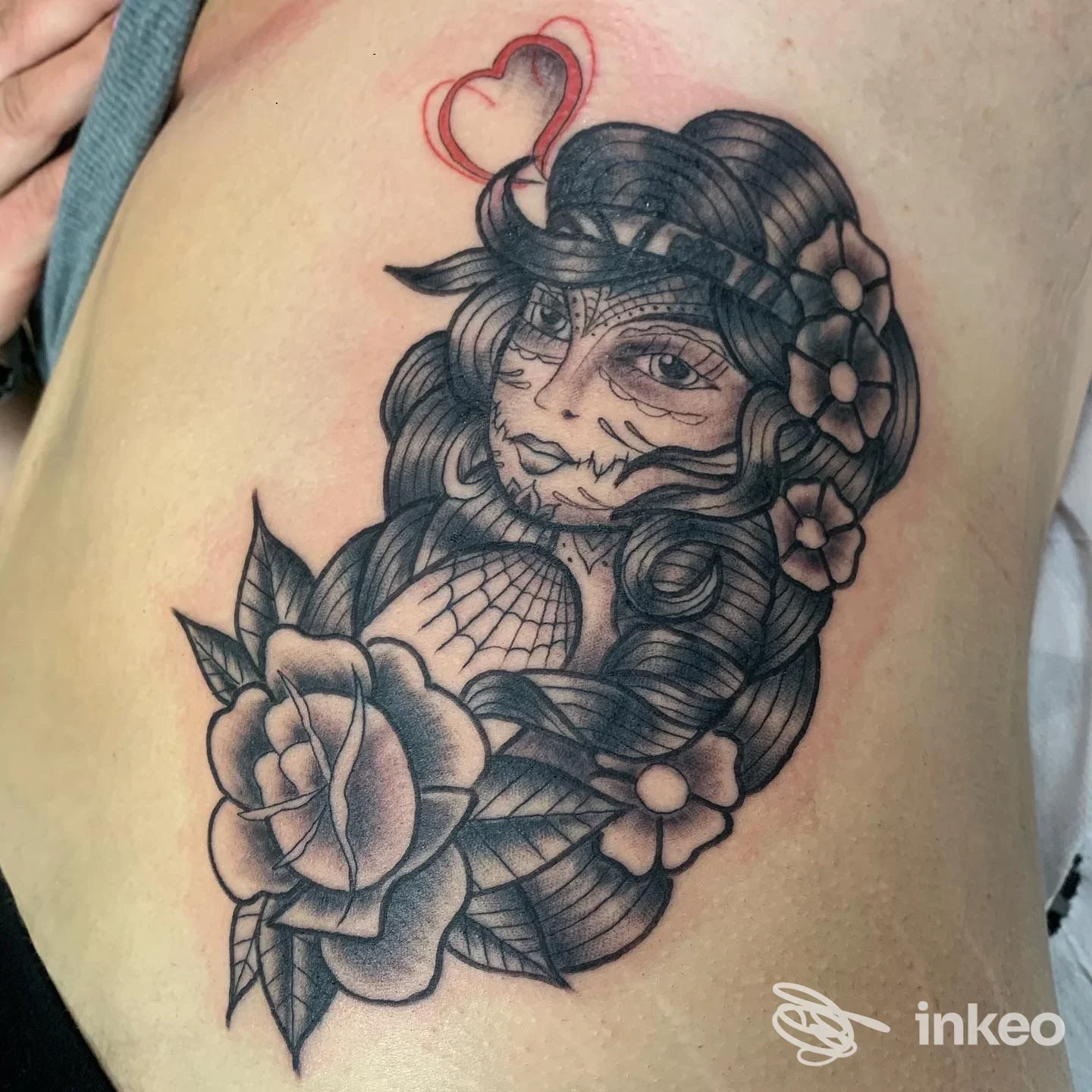 Tatuaggio sul fianco: ritratto stilizzato di donna con rose, fotografato da MATTEO LAIN TATTOO, Aosta.