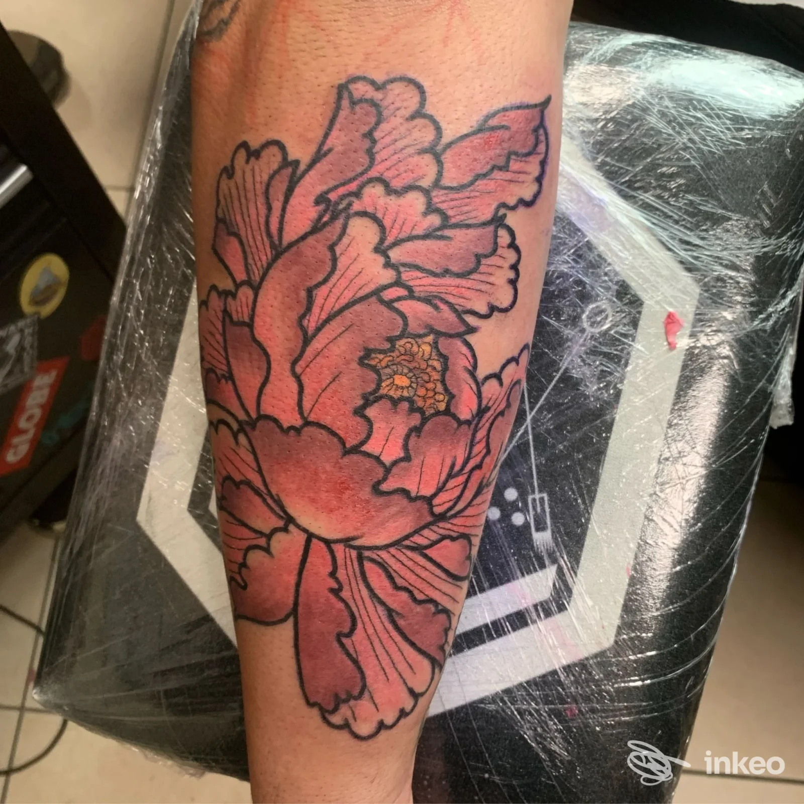 Tatuaggio floreale su avambraccio, foto fornita dallo studio MATTEO LAIN TATTOO ad Aosta.