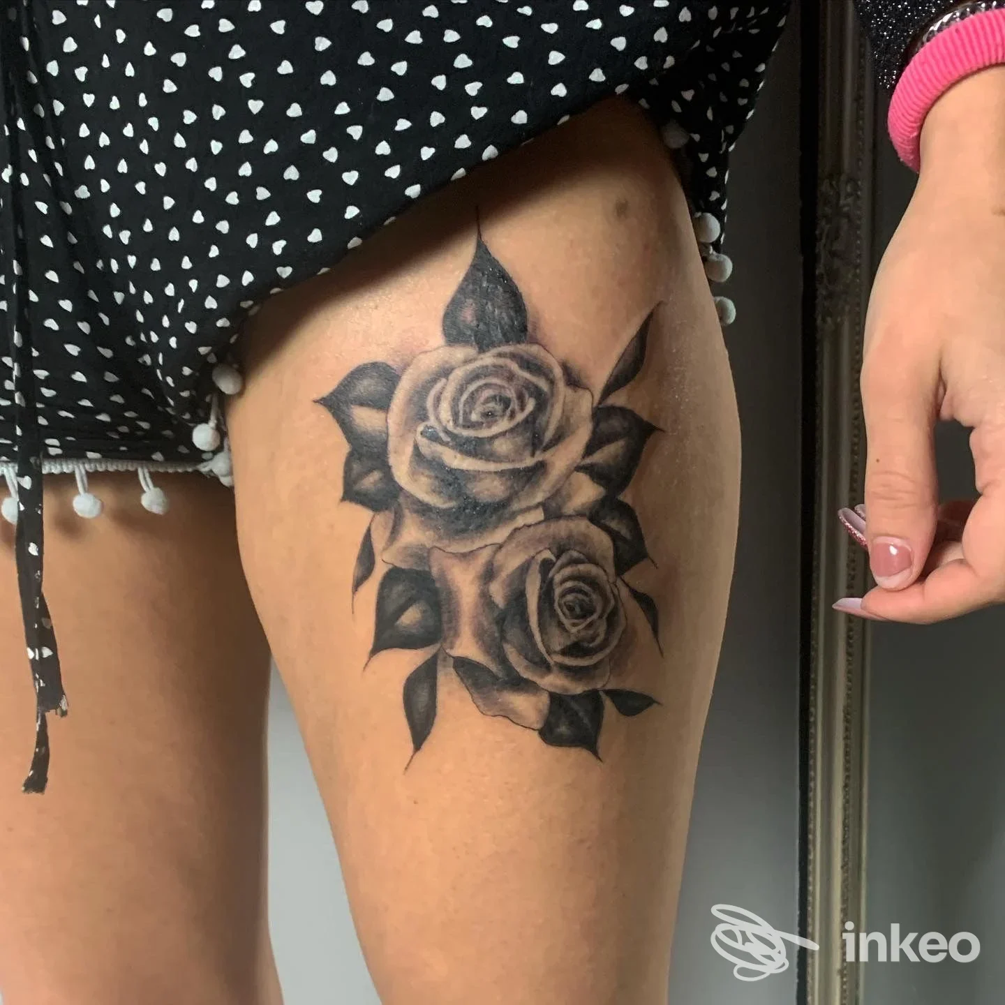Tatuaggio in bianco e nero con due rose realistico sulla coscia, foto d'esempio dallo studio MATTEO LAIN TATTOO ad Aosta.